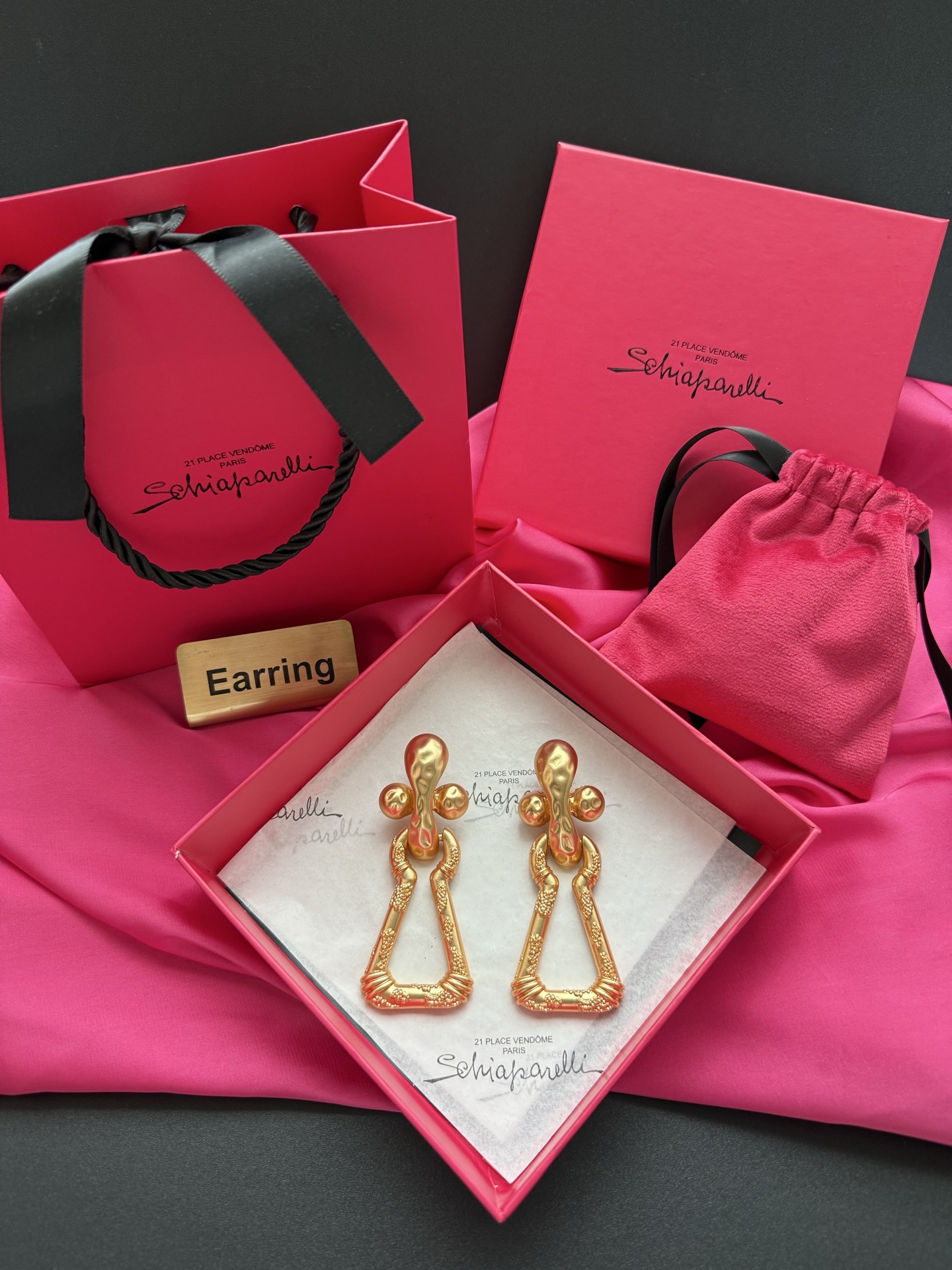Золотистые серьги с декоративным узором Schiaparelli