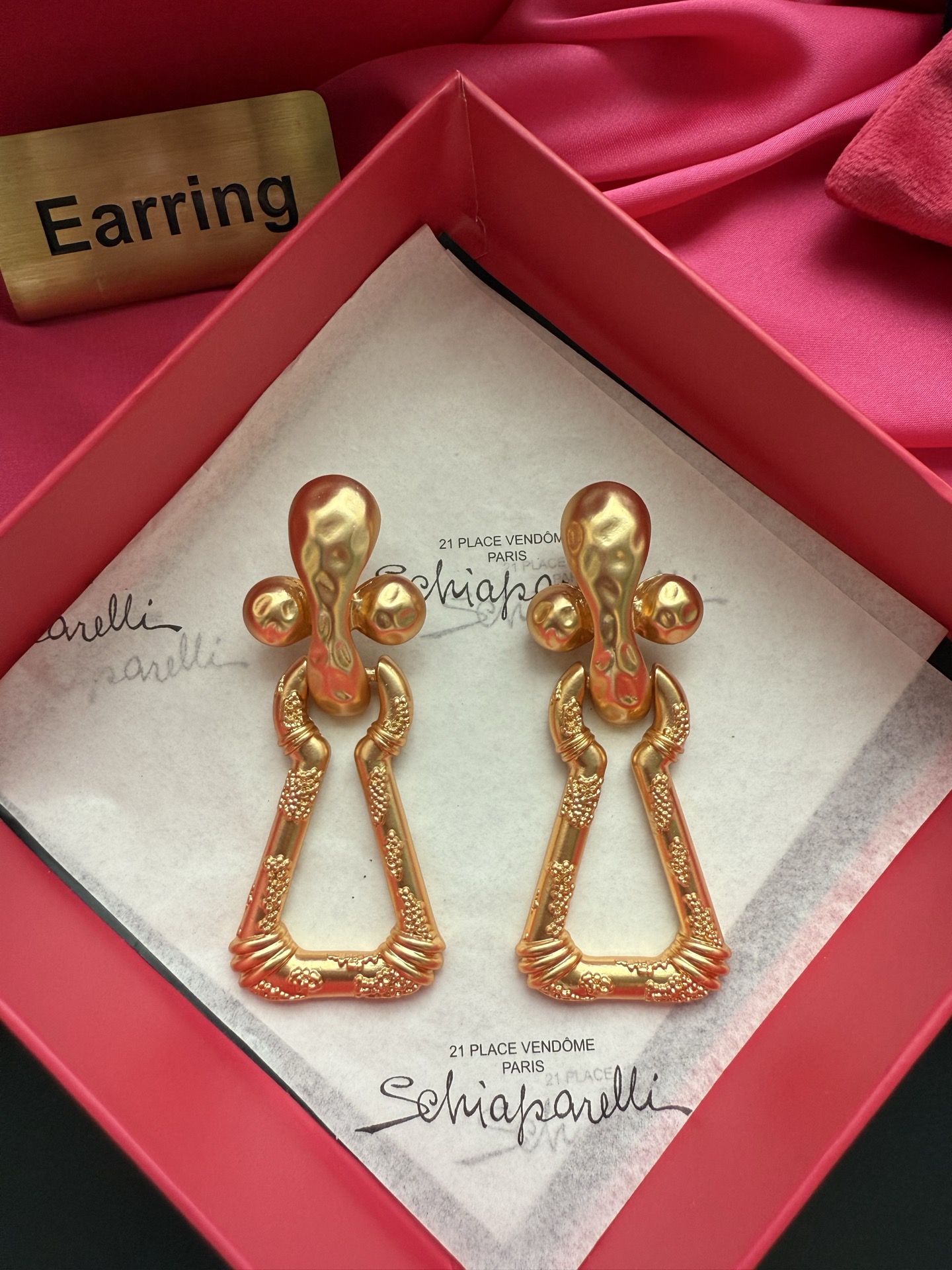 Золотистые серьги с декоративным узором Schiaparelli