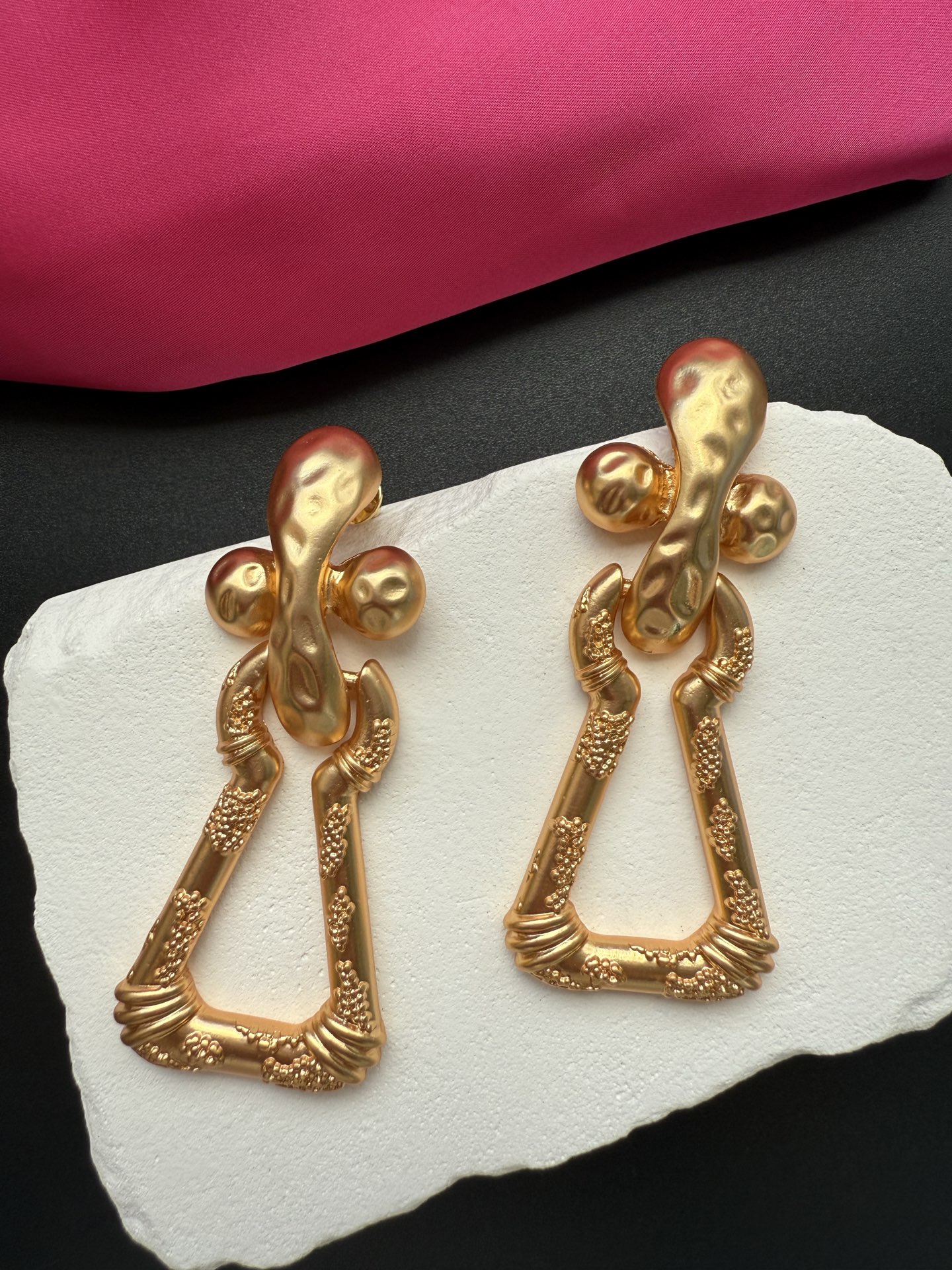 Золотистые серьги с декоративным узором Schiaparelli