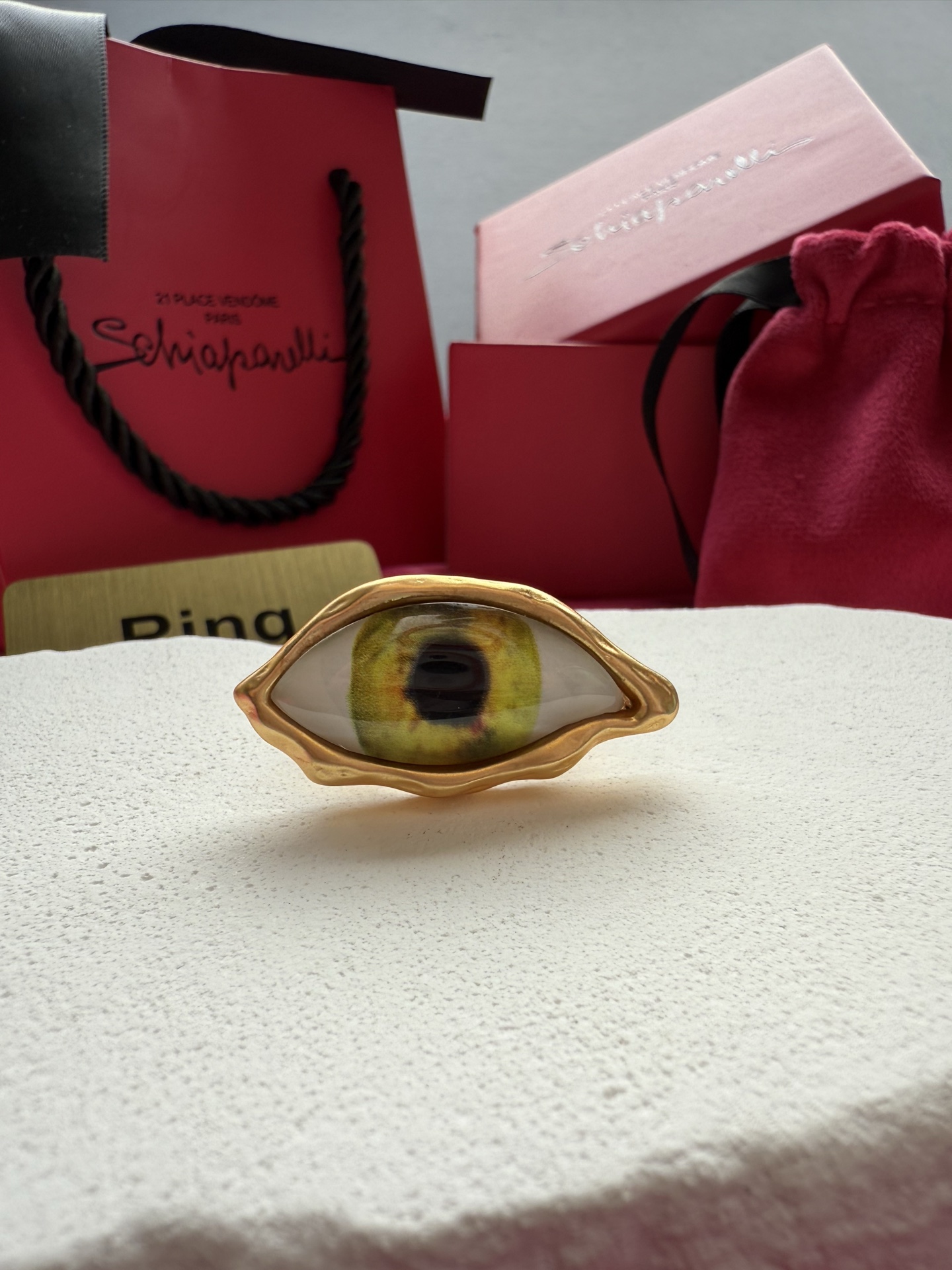 Брошь в виде глаза Schiaparelli