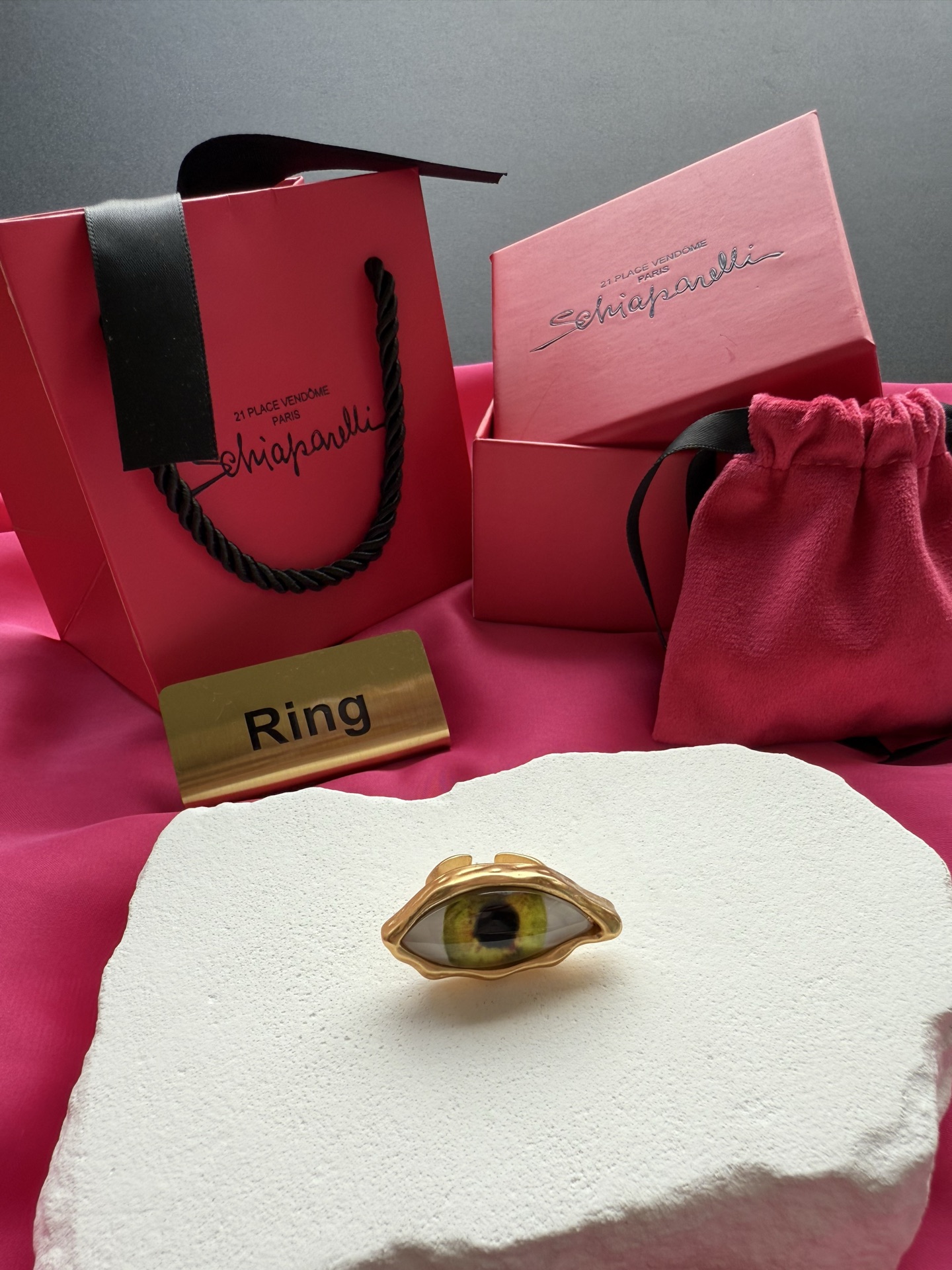 Брошь в виде глаза Schiaparelli