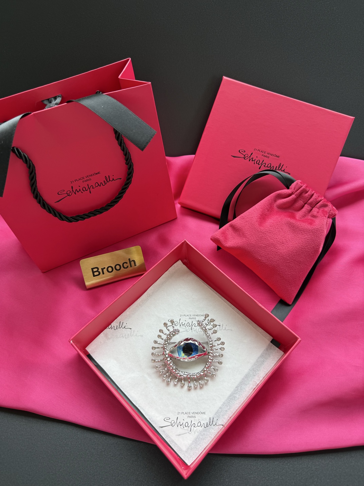 Брошь Schiaparelli с глазом