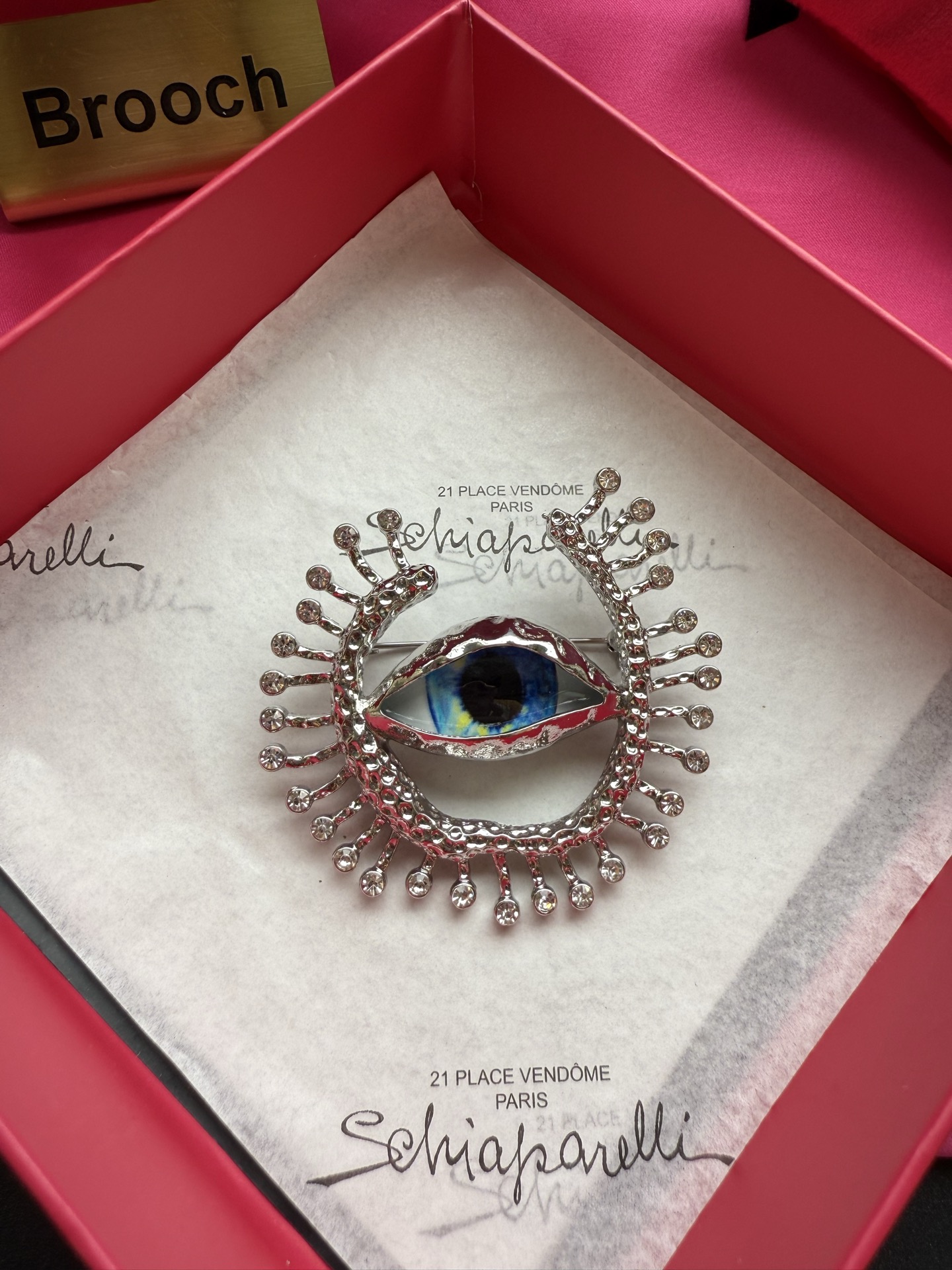 Брошь Schiaparelli с глазом