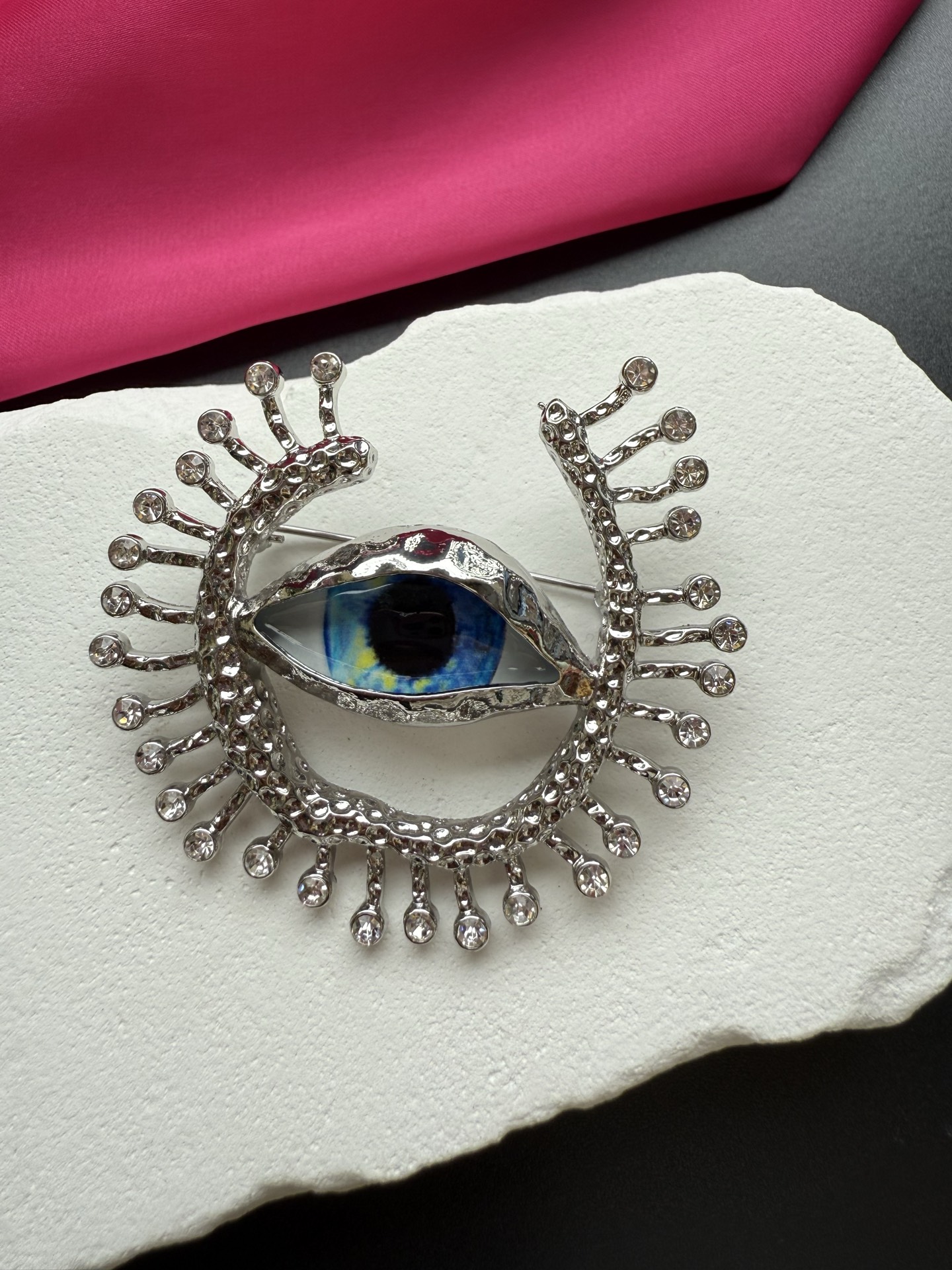 Брошь Schiaparelli с глазом