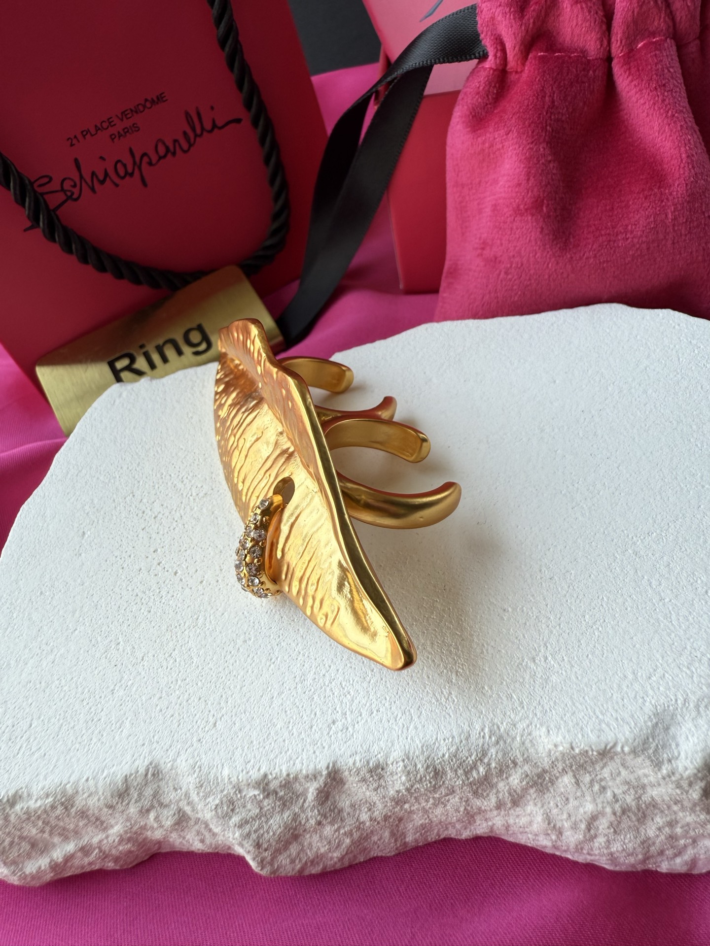 Брошь в виде губ Schiaparelli