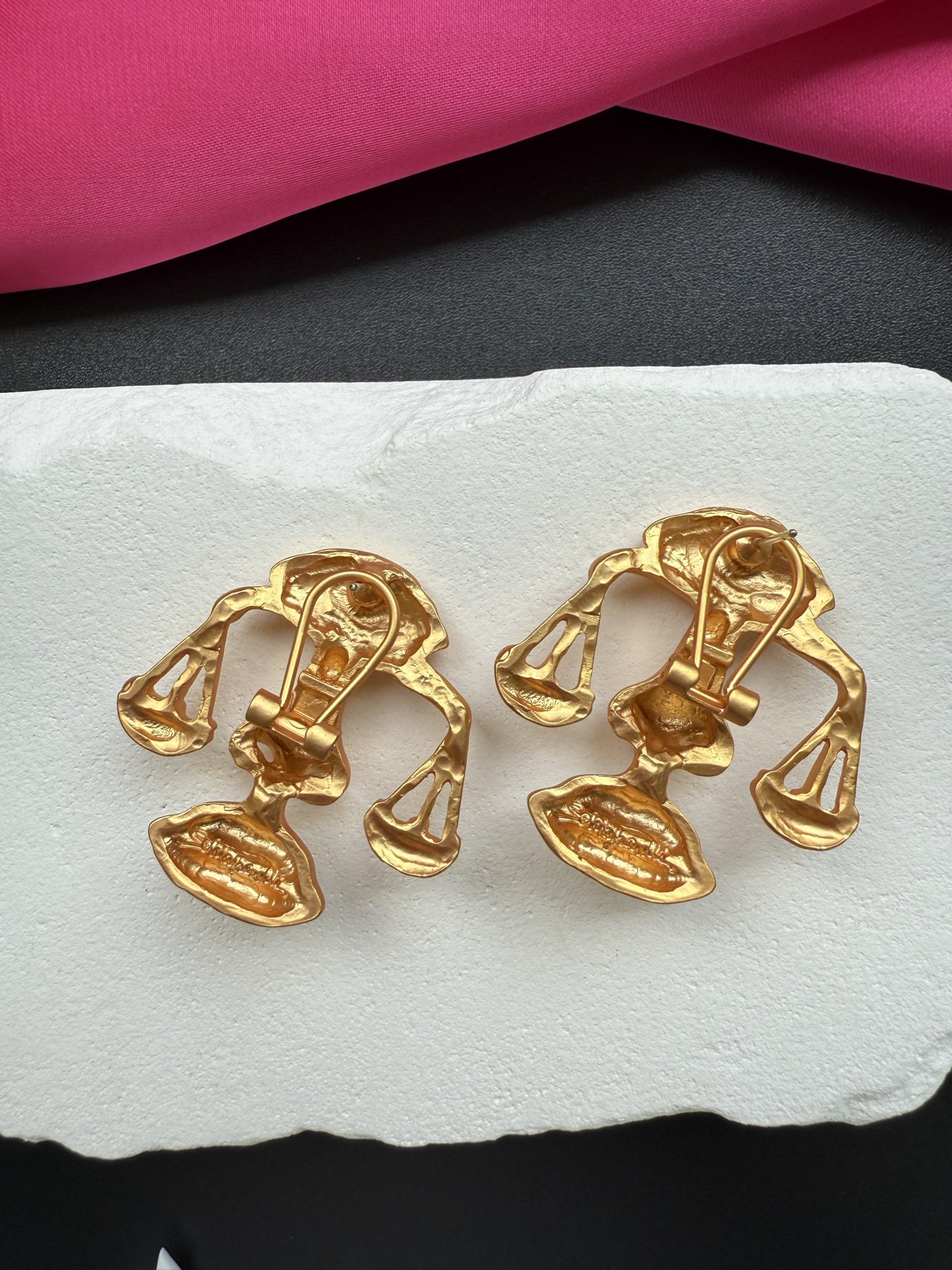 Серьги Schiaparelli с изображением весов и глаза