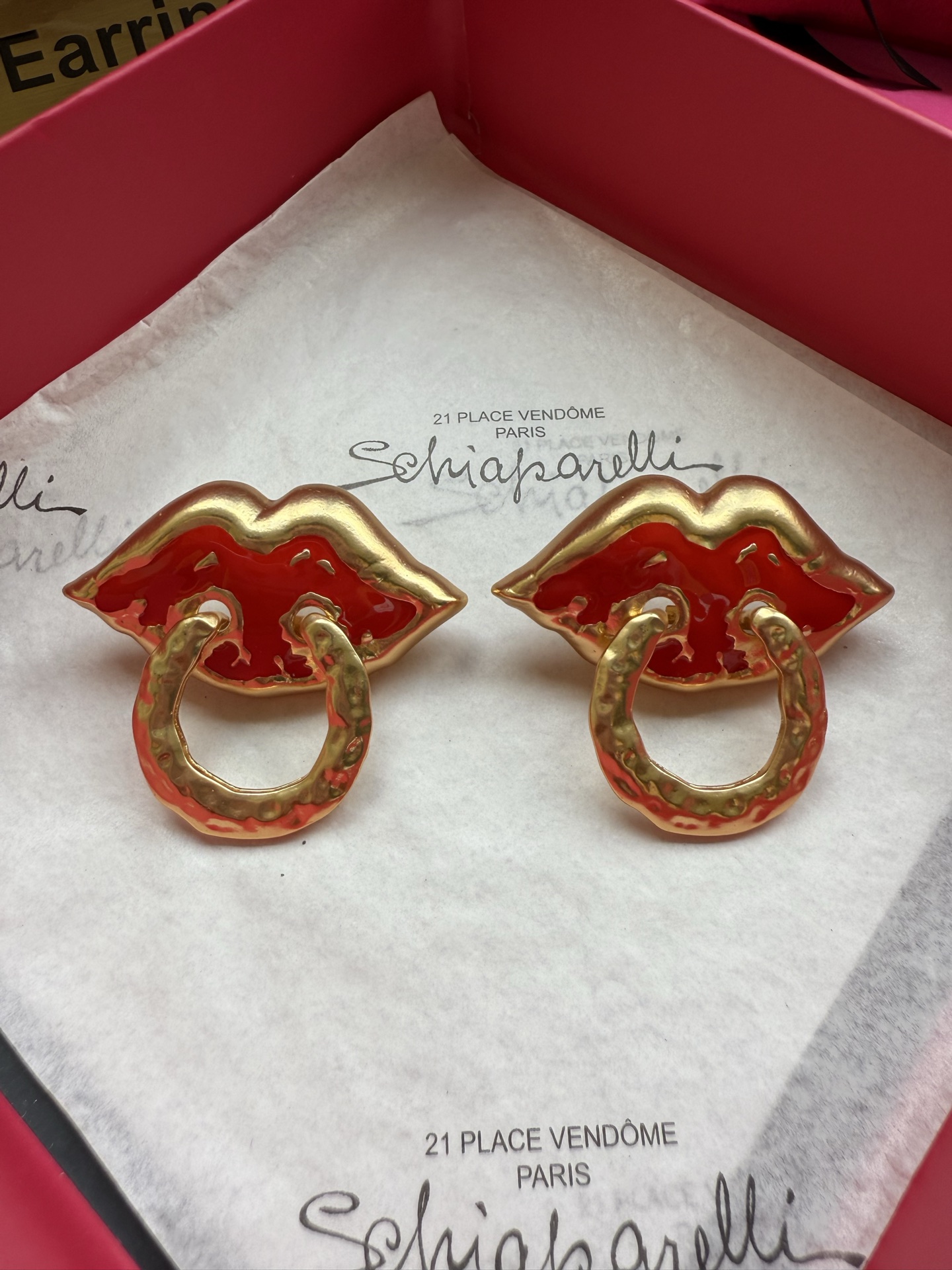 Серьги в форме губ Schiaparelli