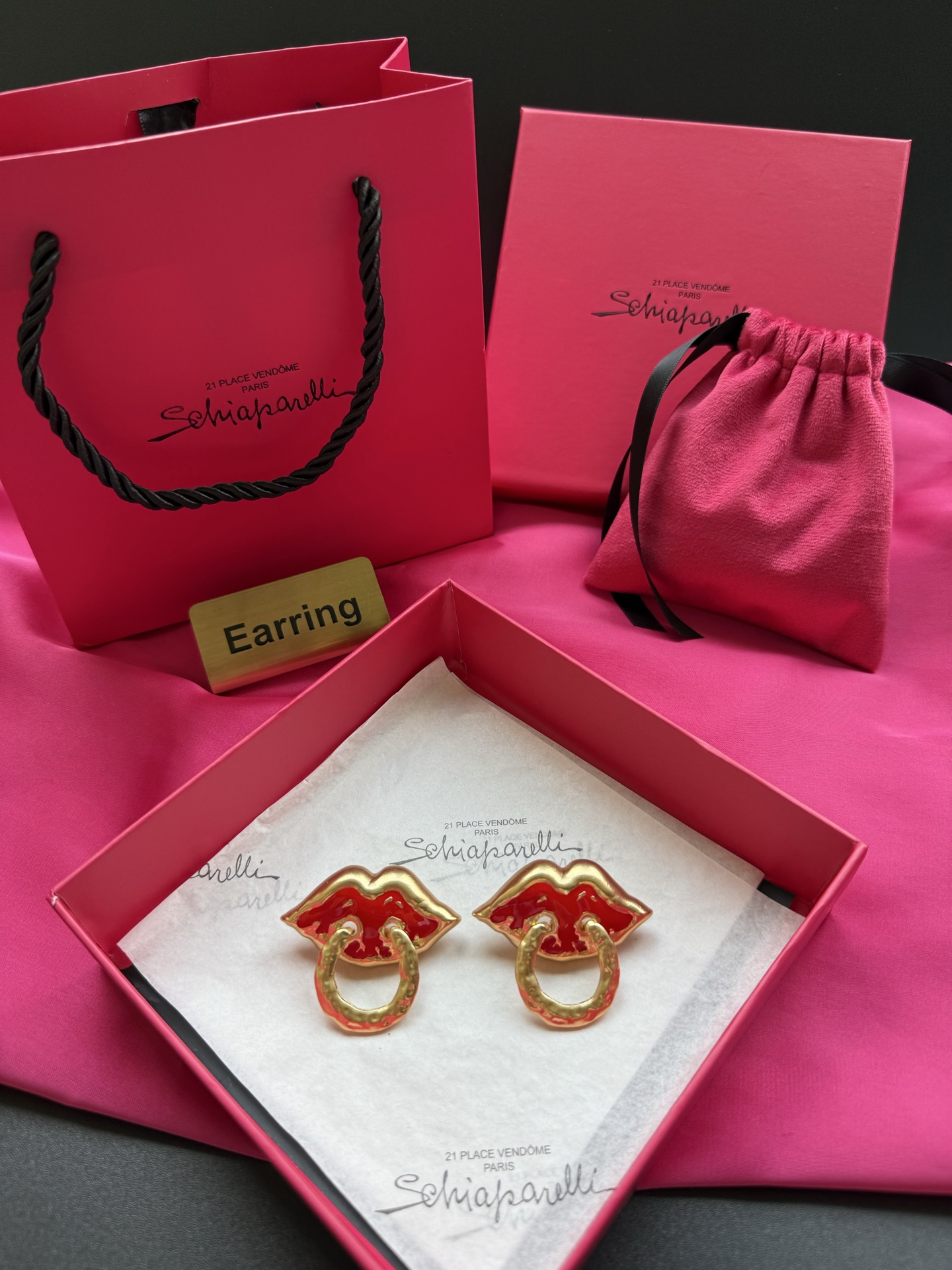 Серьги в форме губ Schiaparelli