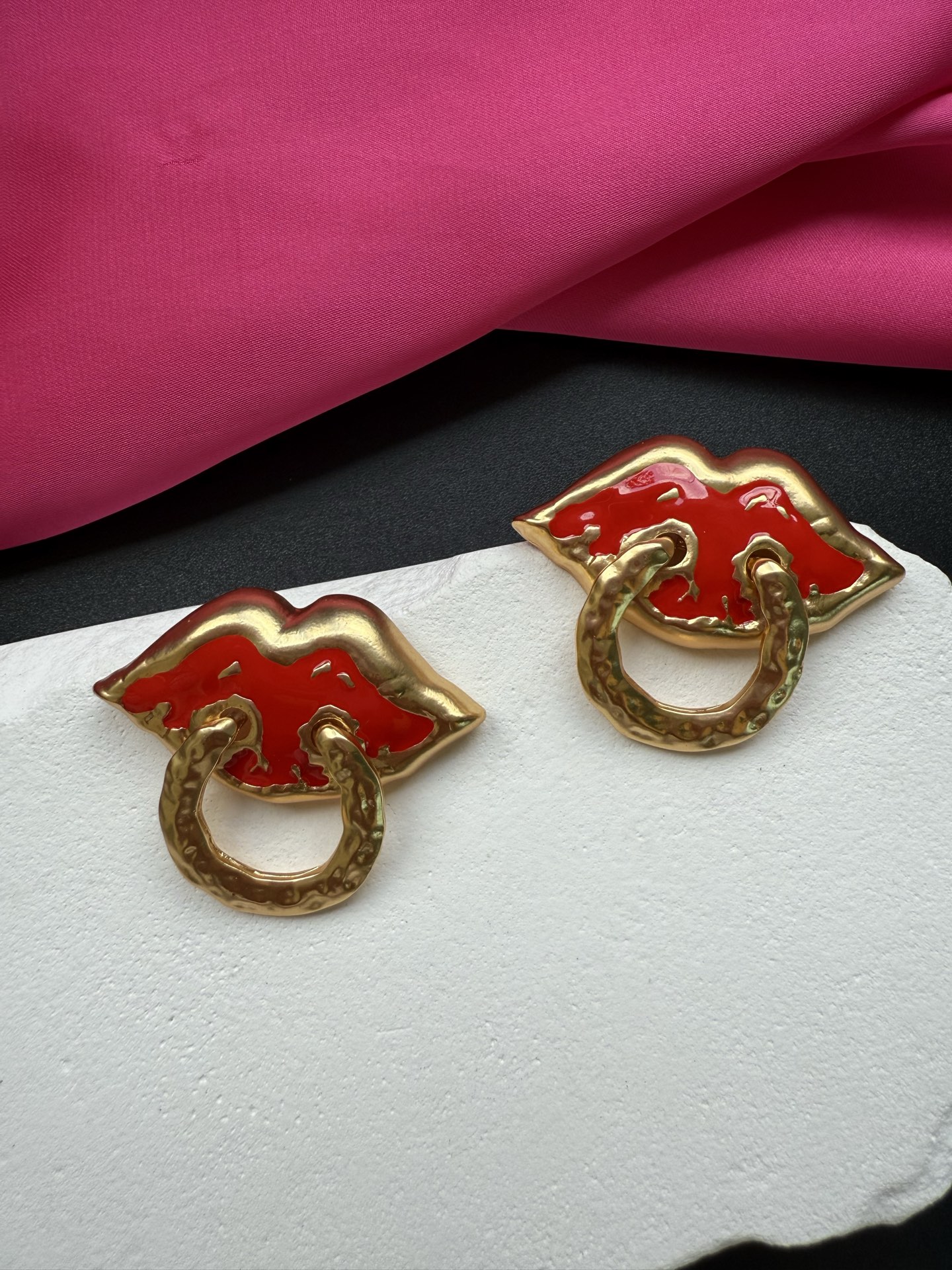 Серьги в форме губ Schiaparelli