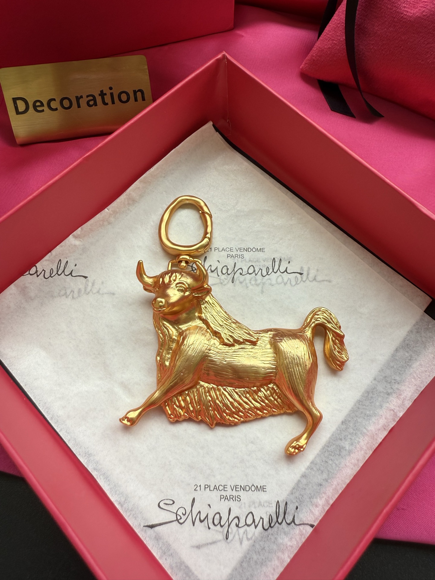 Кулон в виде золотого быка Schiaparelli