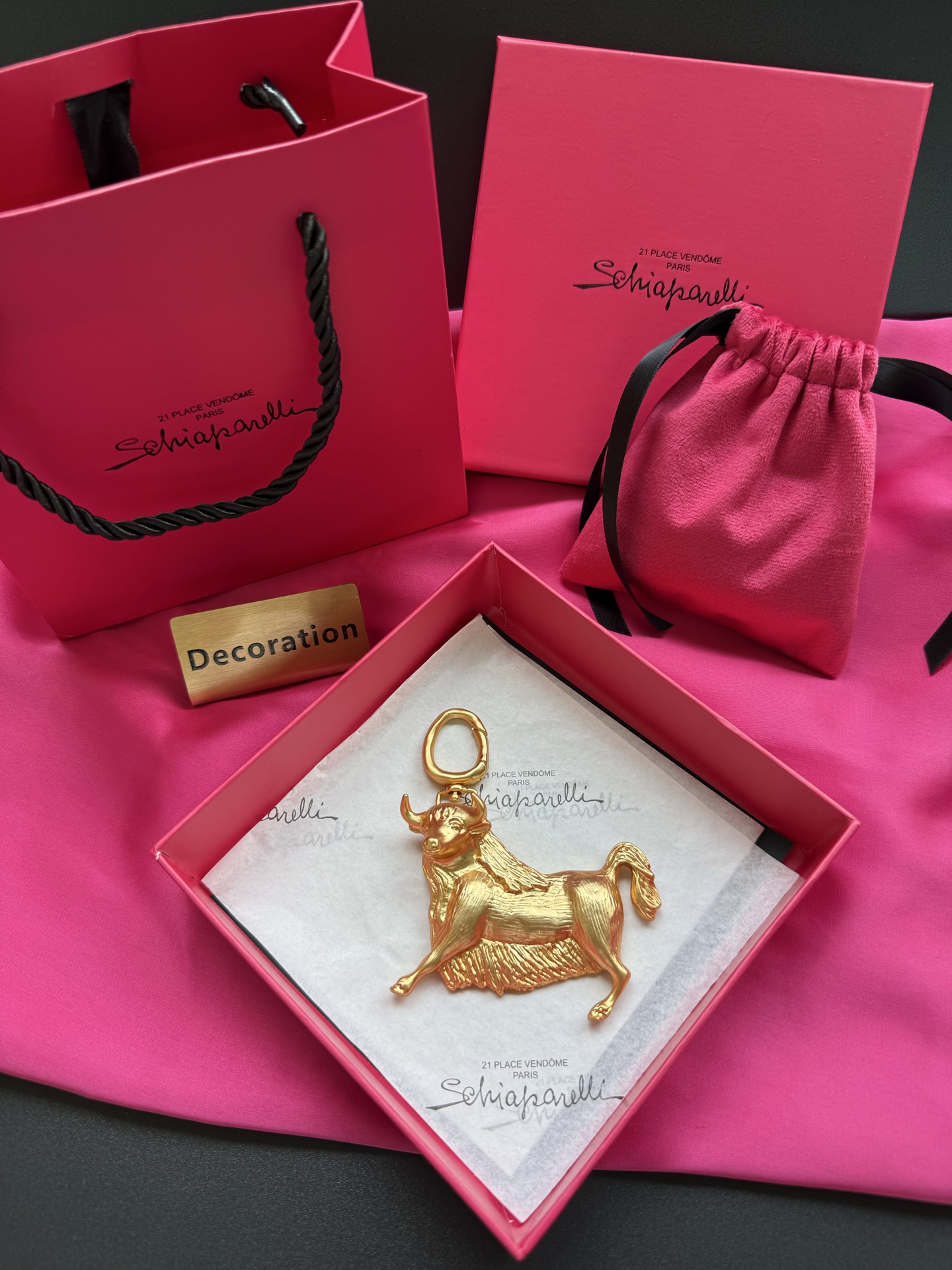 Кулон в виде золотого быка Schiaparelli