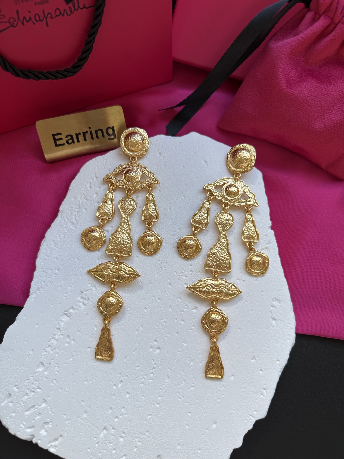 Золотистые серьги с декоративными элементами Schiaparelli