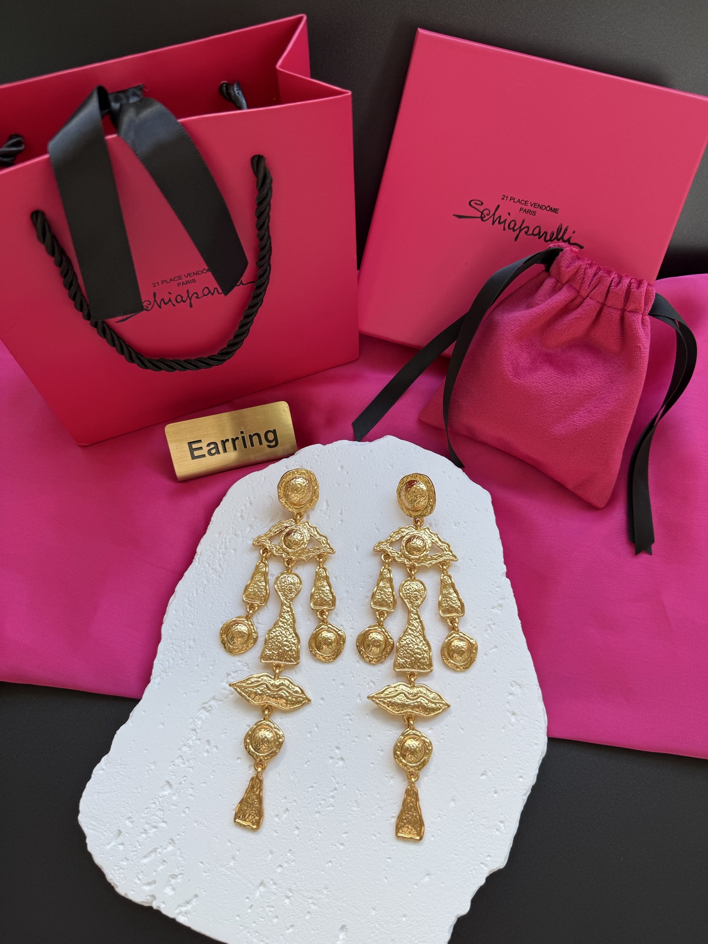 Золотистые серьги с декоративными элементами Schiaparelli