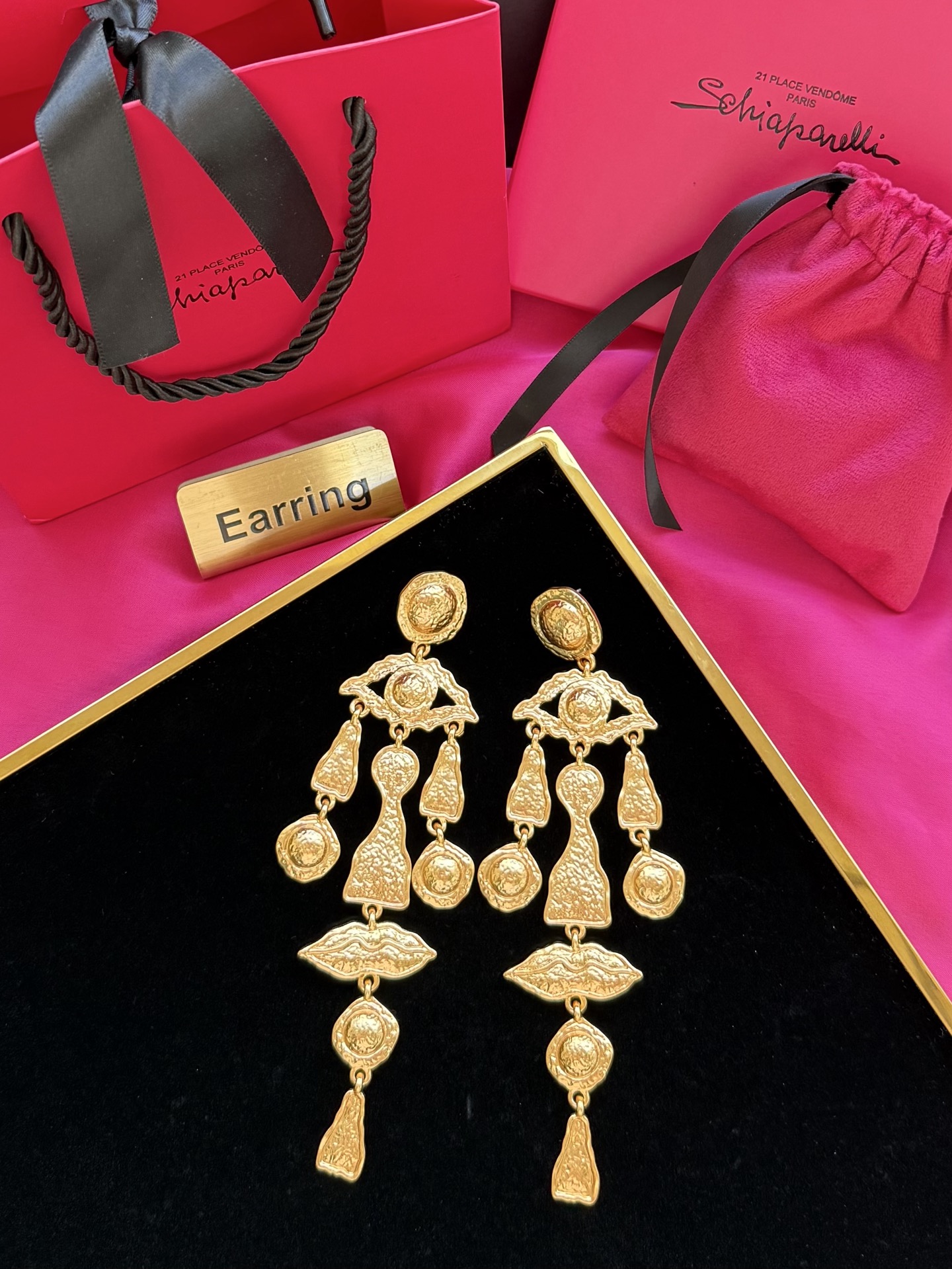 Золотистые серьги с декоративными элементами Schiaparelli