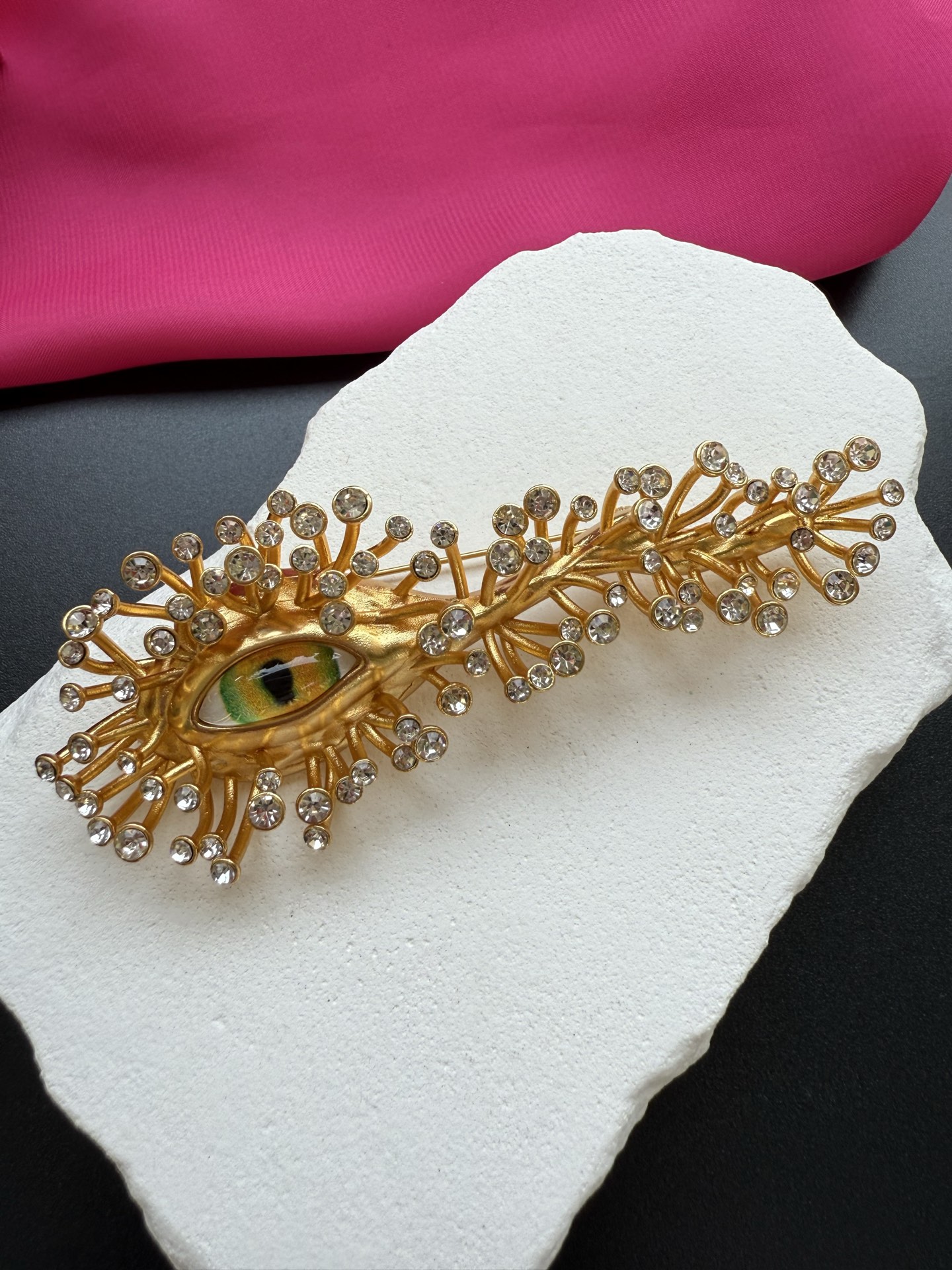 Брошь Schiaparelli в виде глаза