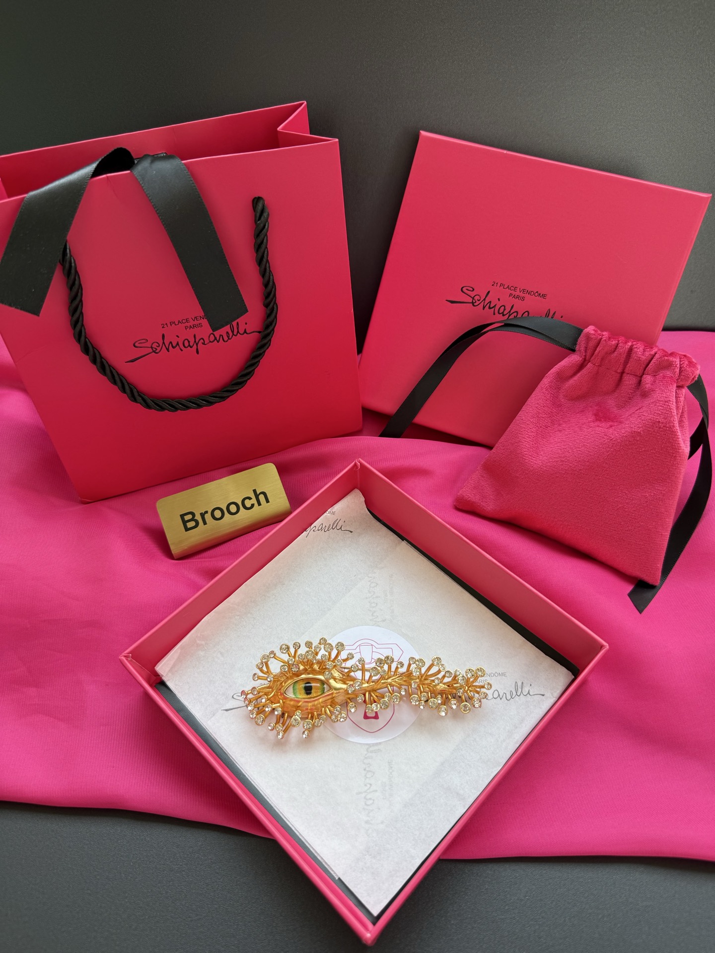 Брошь Schiaparelli в виде глаза