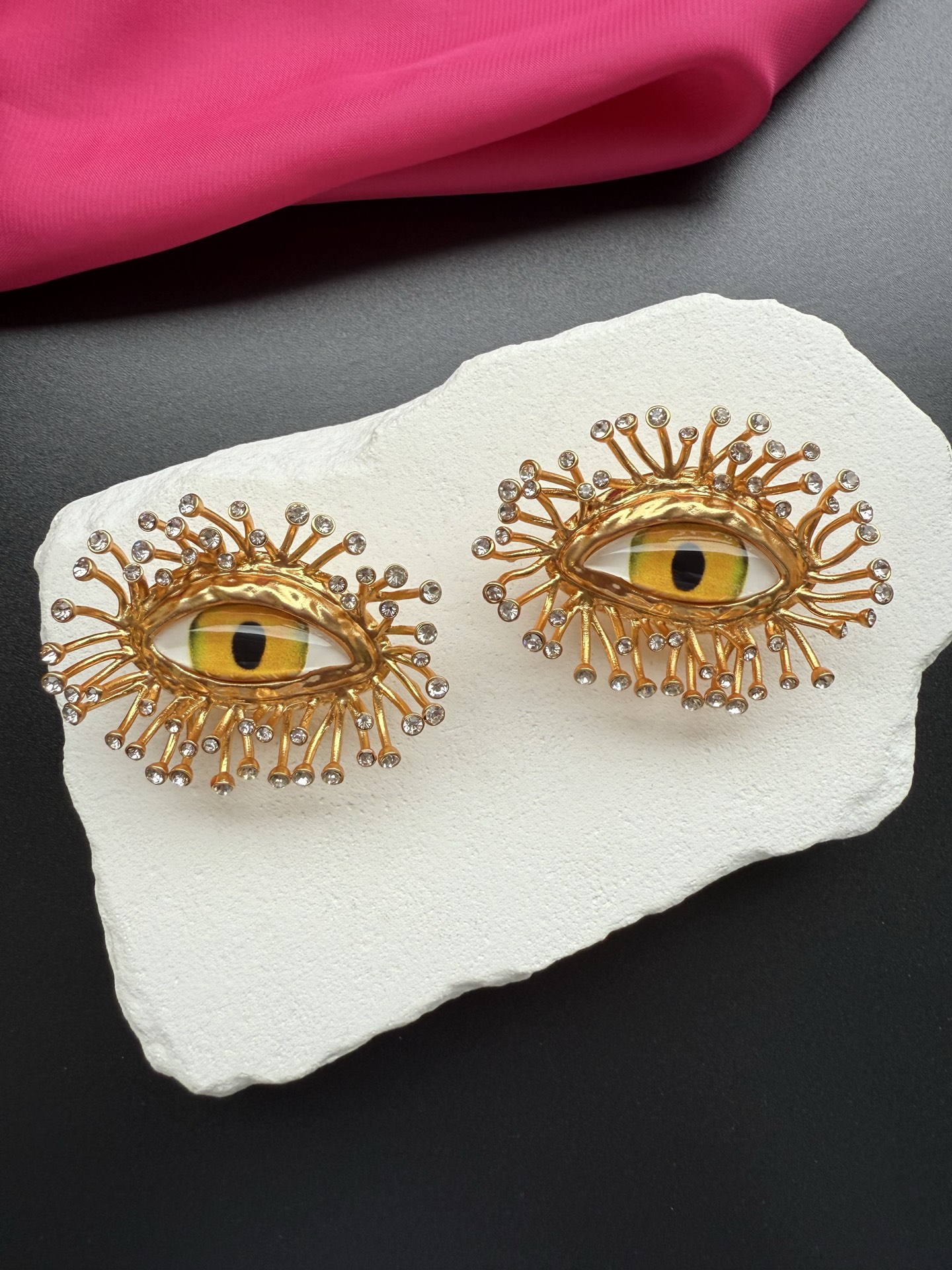 Серьги в виде глаз с золотым обрамлением Schiaparelli