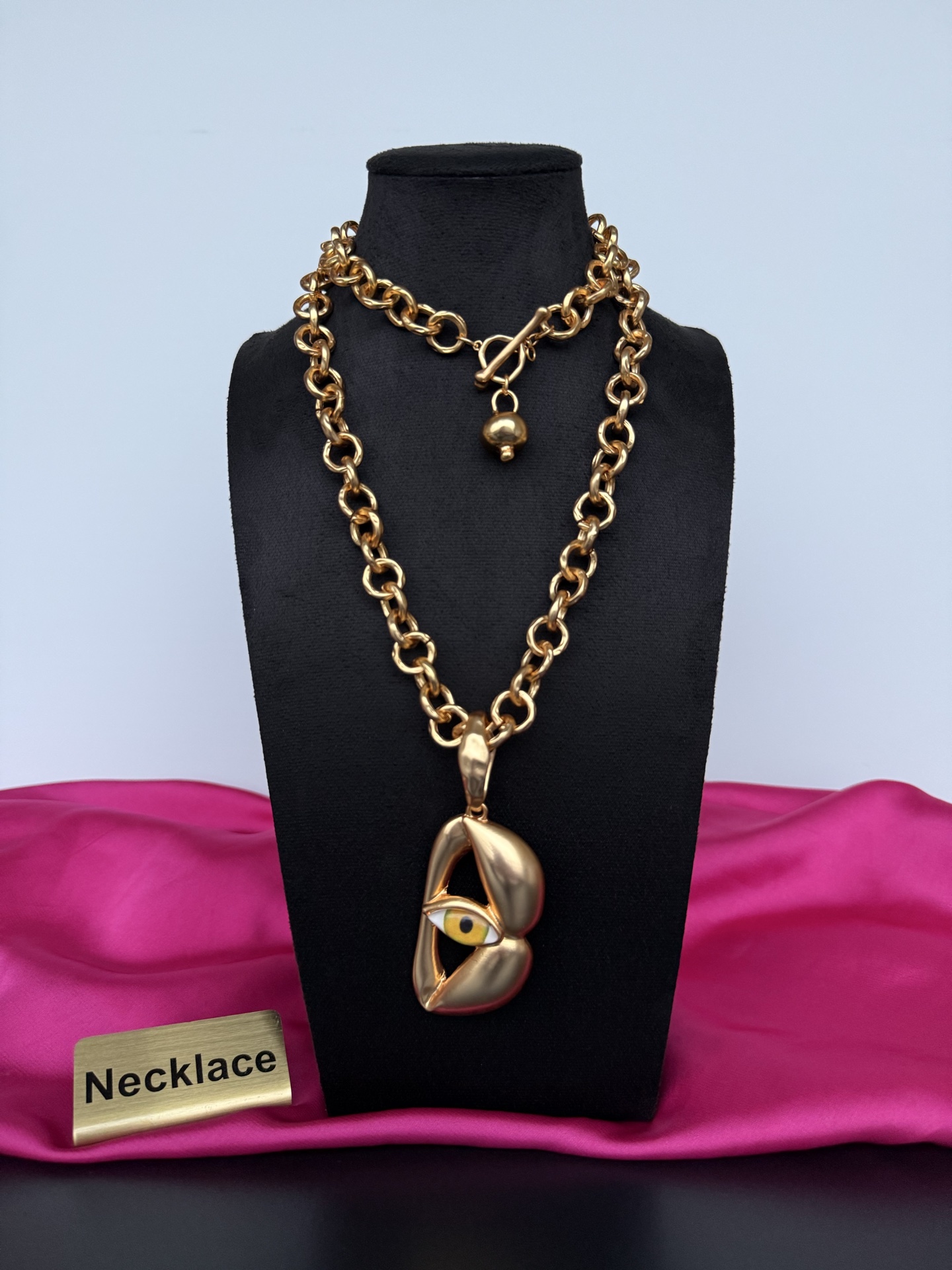 Нарядное колье с подвеской в виде глаза Schiaparelli