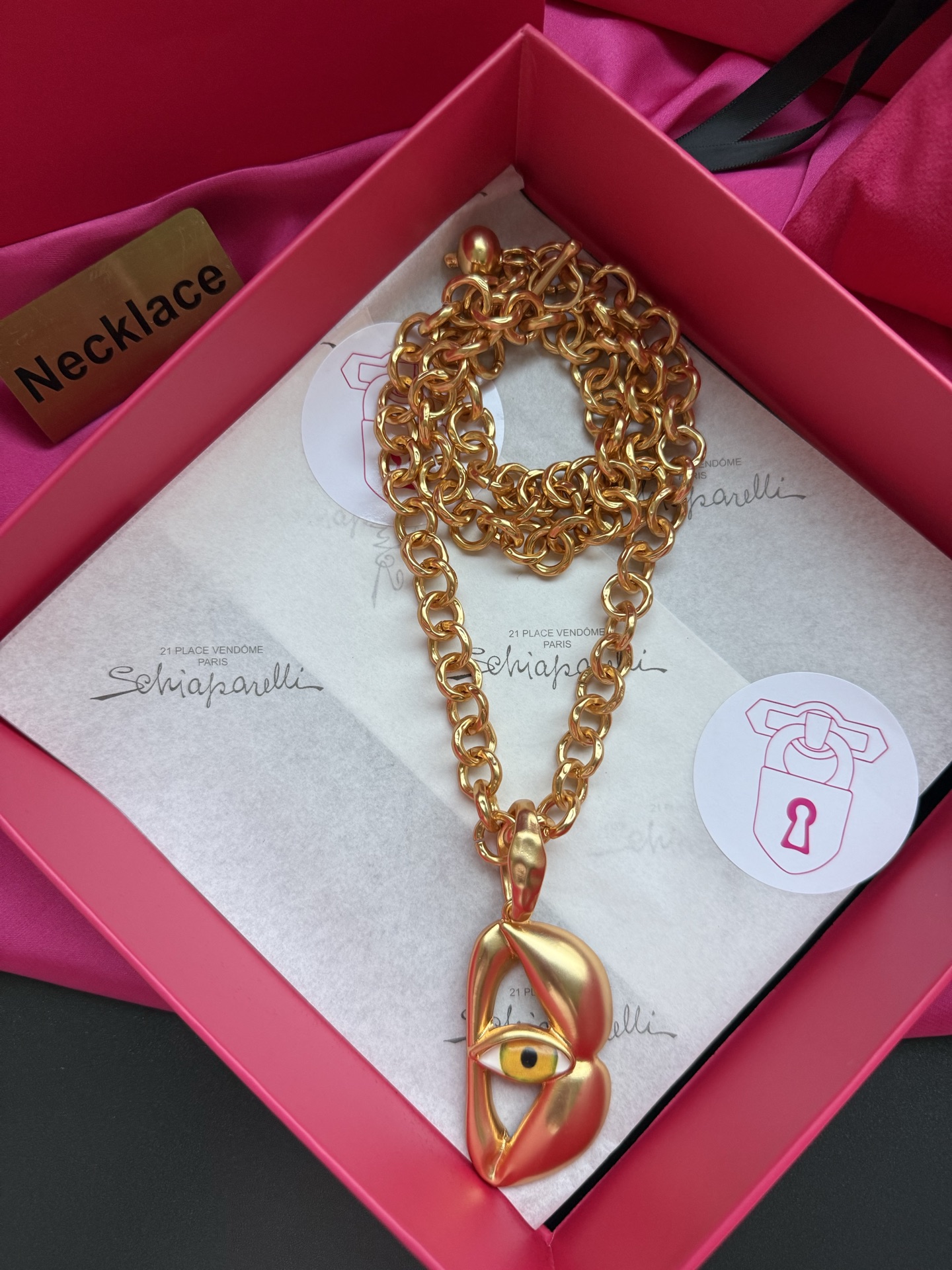 Нарядное колье с подвеской в виде глаза Schiaparelli