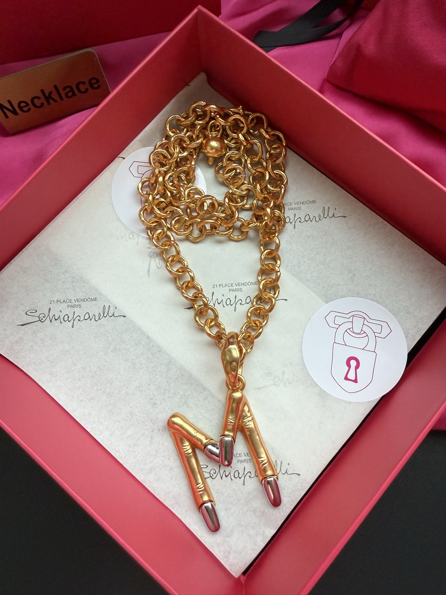 Колье с подвеской в виде пальцев Schiaparelli