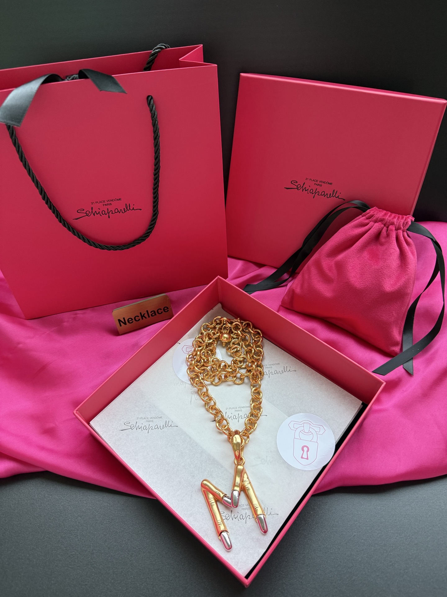 Колье с подвеской в виде пальцев Schiaparelli