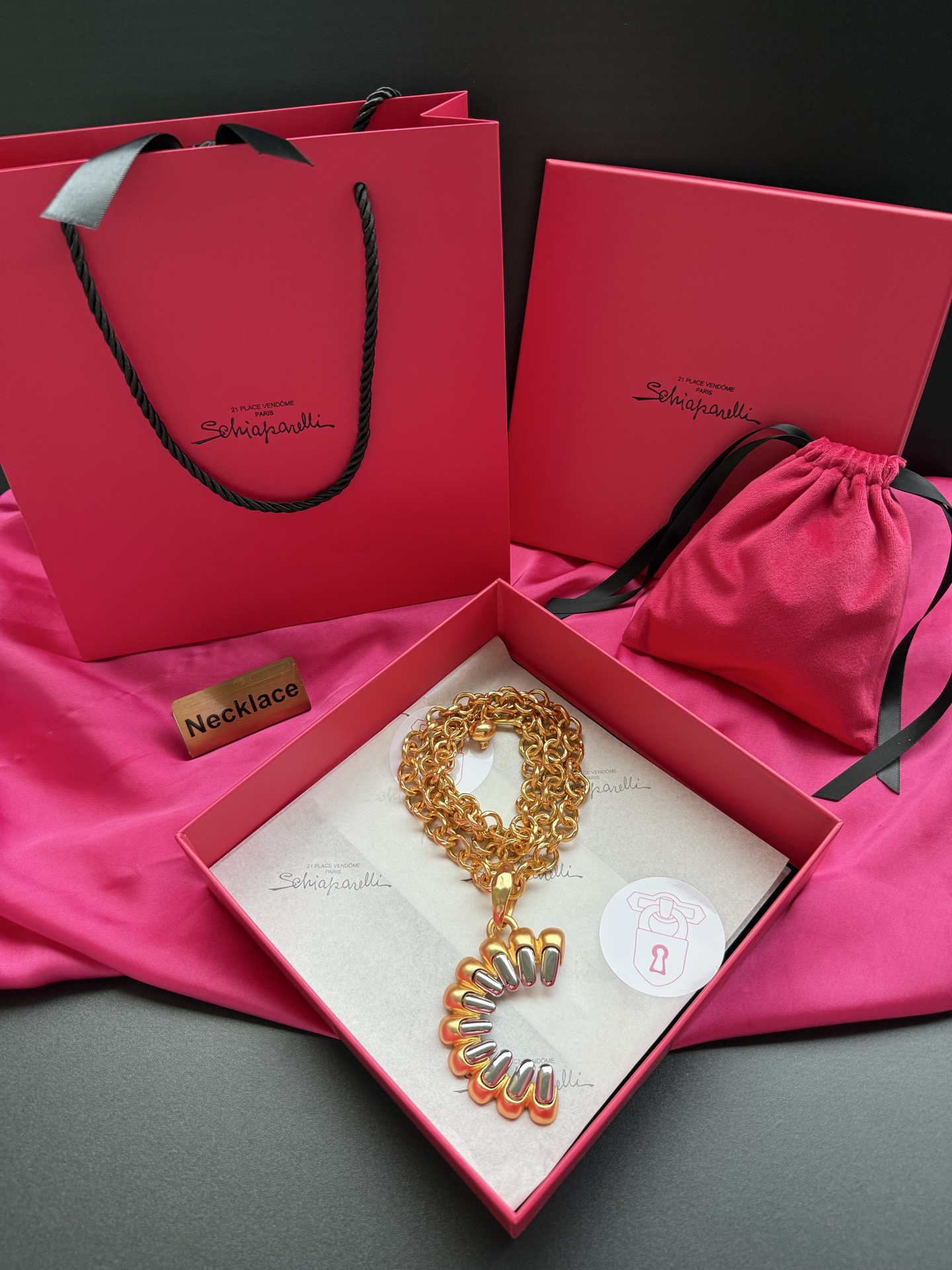 Золотистое колье с декоративным подвесом Schiaparelli