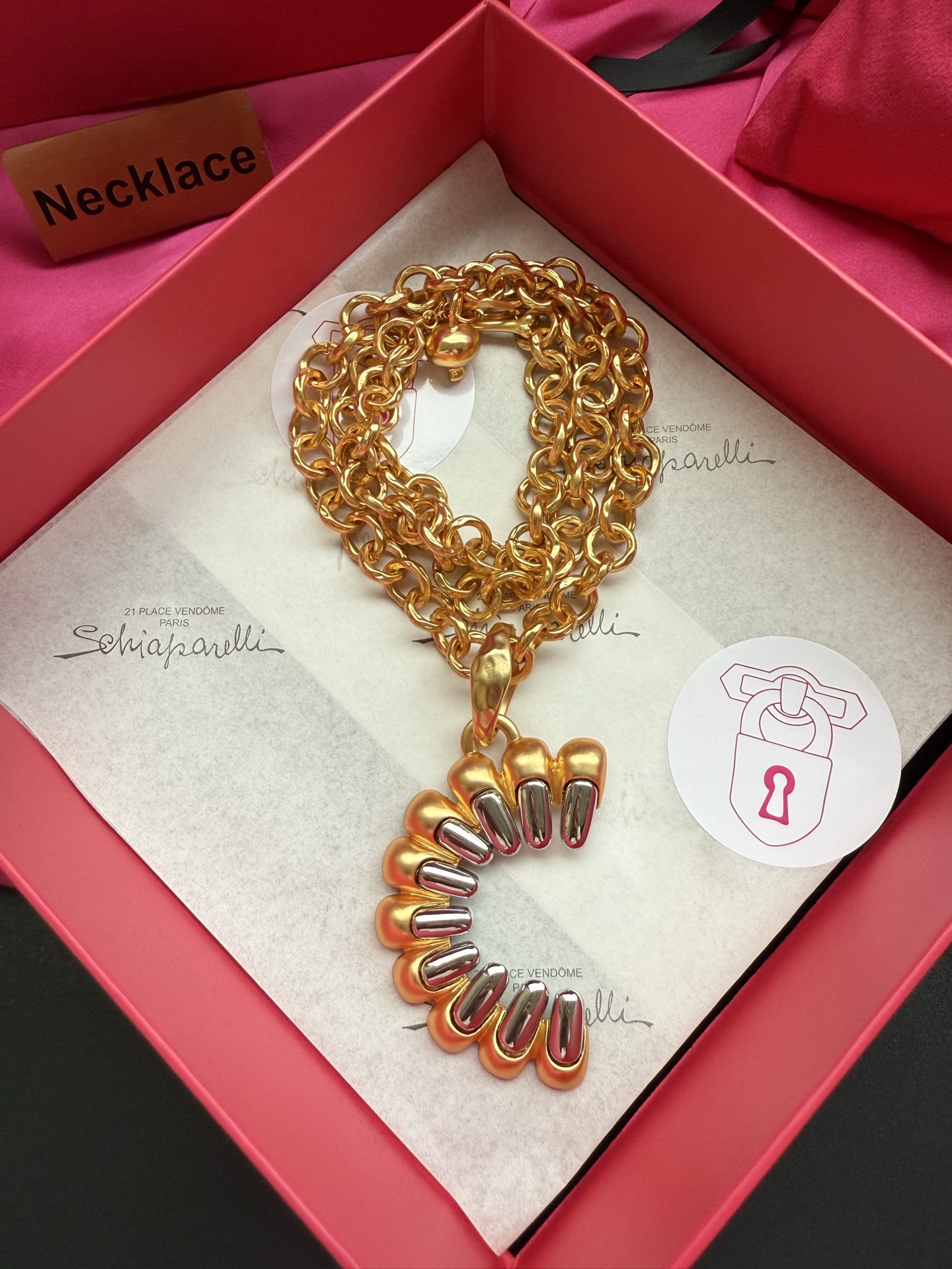Золотистое колье с декоративным подвесом Schiaparelli