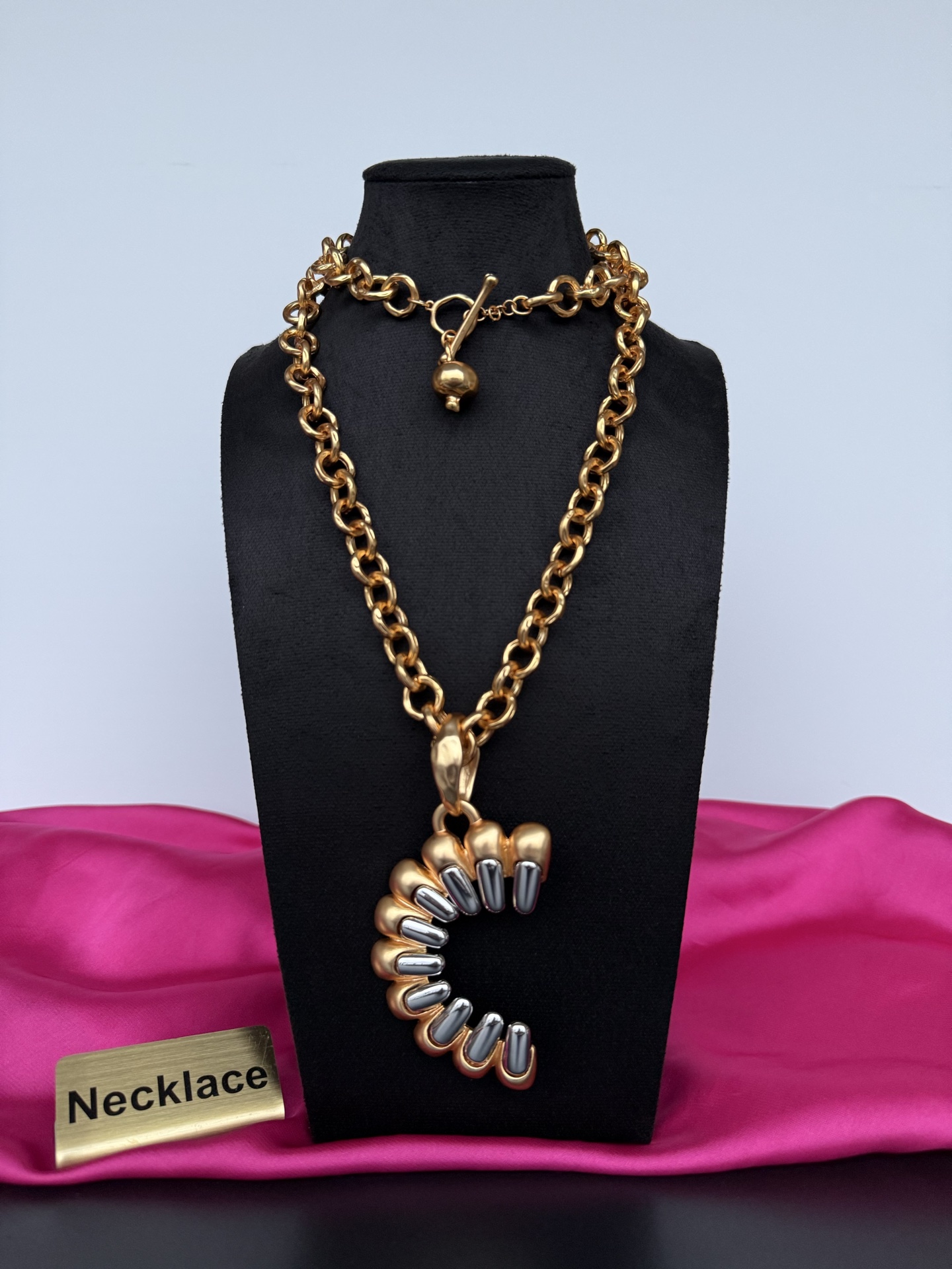 Золотистое колье с декоративным подвесом Schiaparelli
