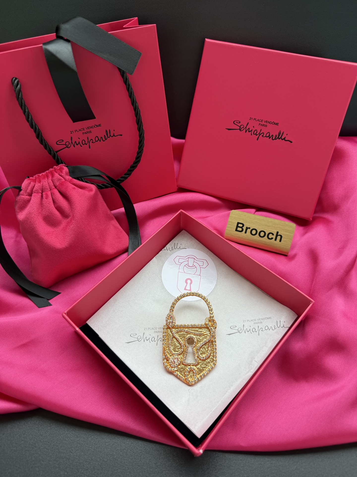 Брошь в виде замка от Schiaparelli