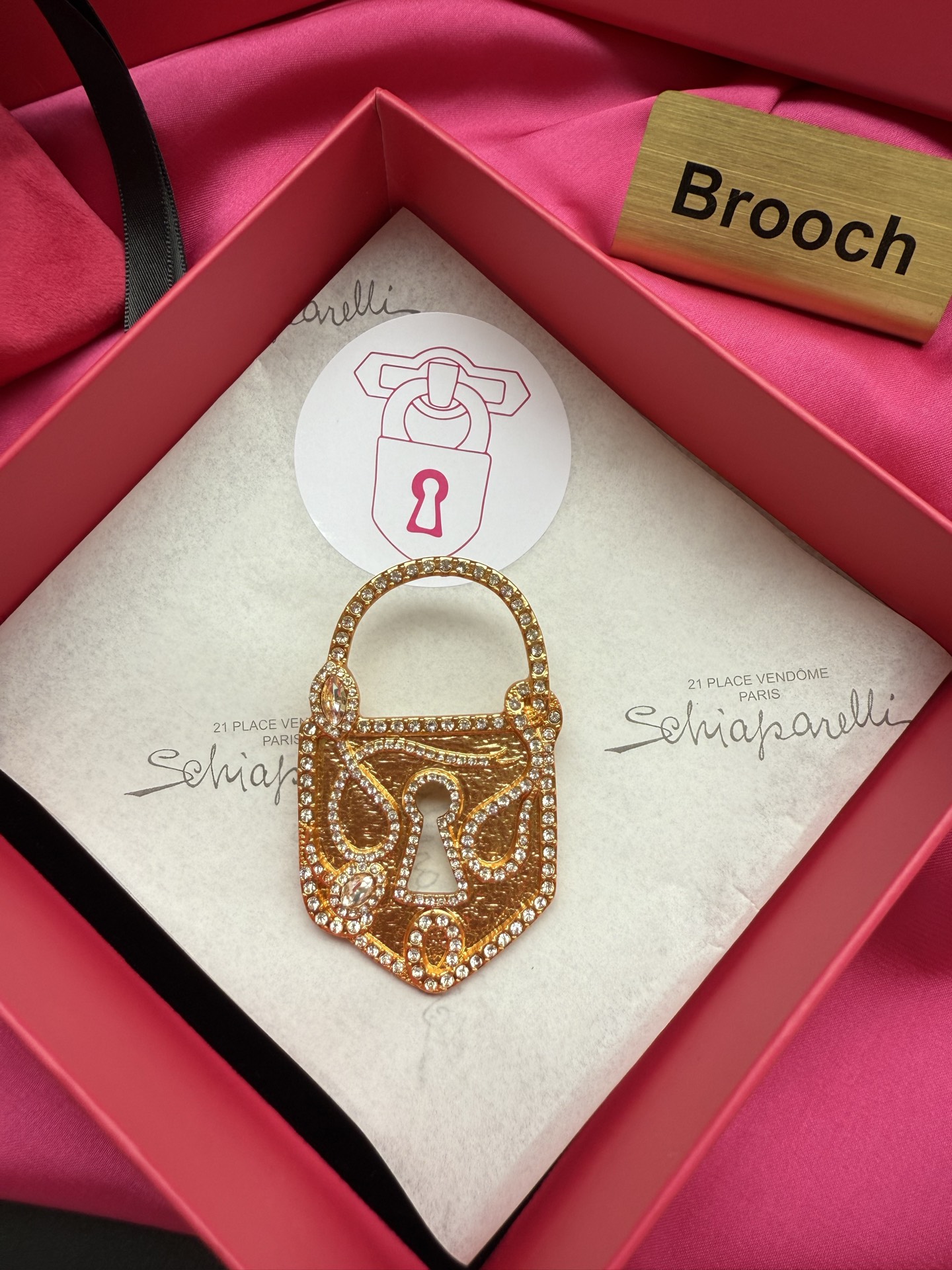 Брошь в виде замка от Schiaparelli