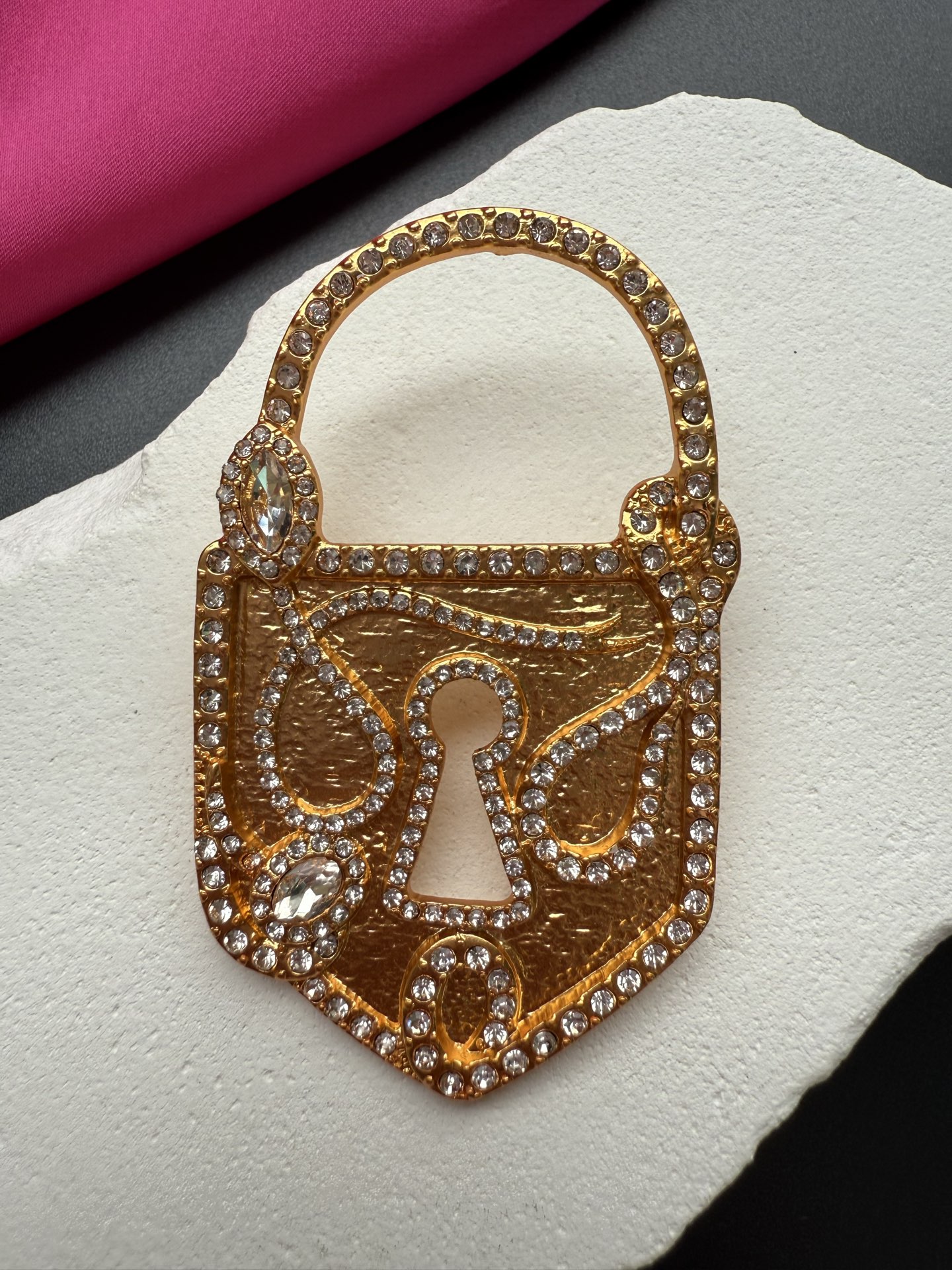 Брошь в виде замка от Schiaparelli