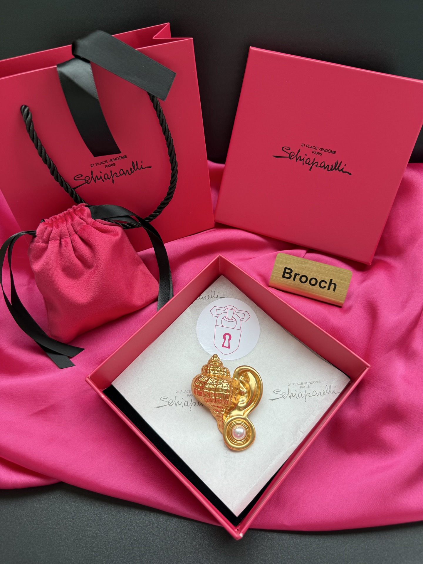 Брошь Schiaparelli в виде уха с ракушкой и жемчугом