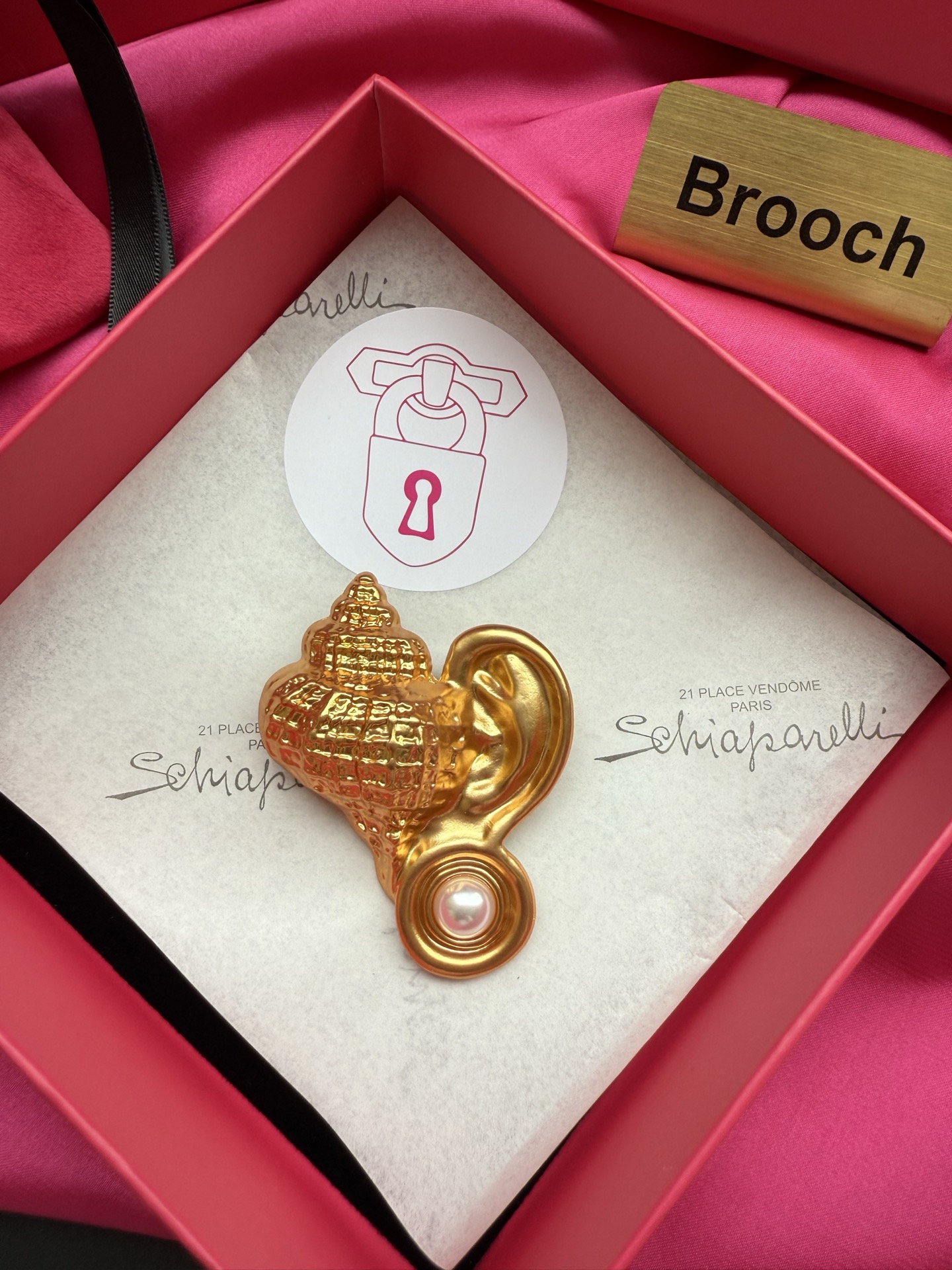Брошь Schiaparelli в виде уха с ракушкой и жемчугом