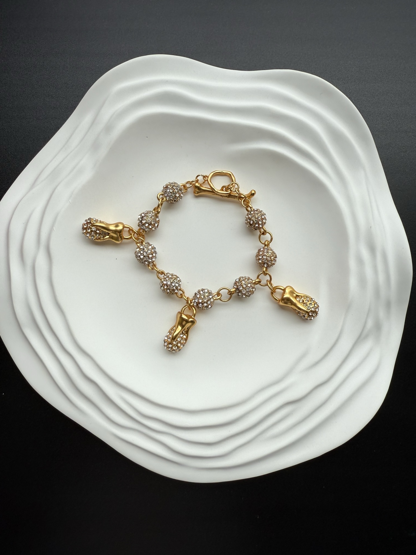 Браслет с кисточками и подвесками Schiaparelli