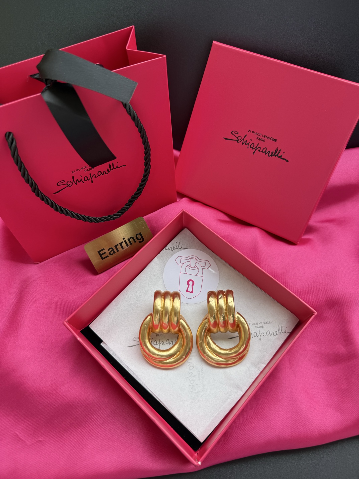 Золотистые серьги с кольцом Schiaparelli