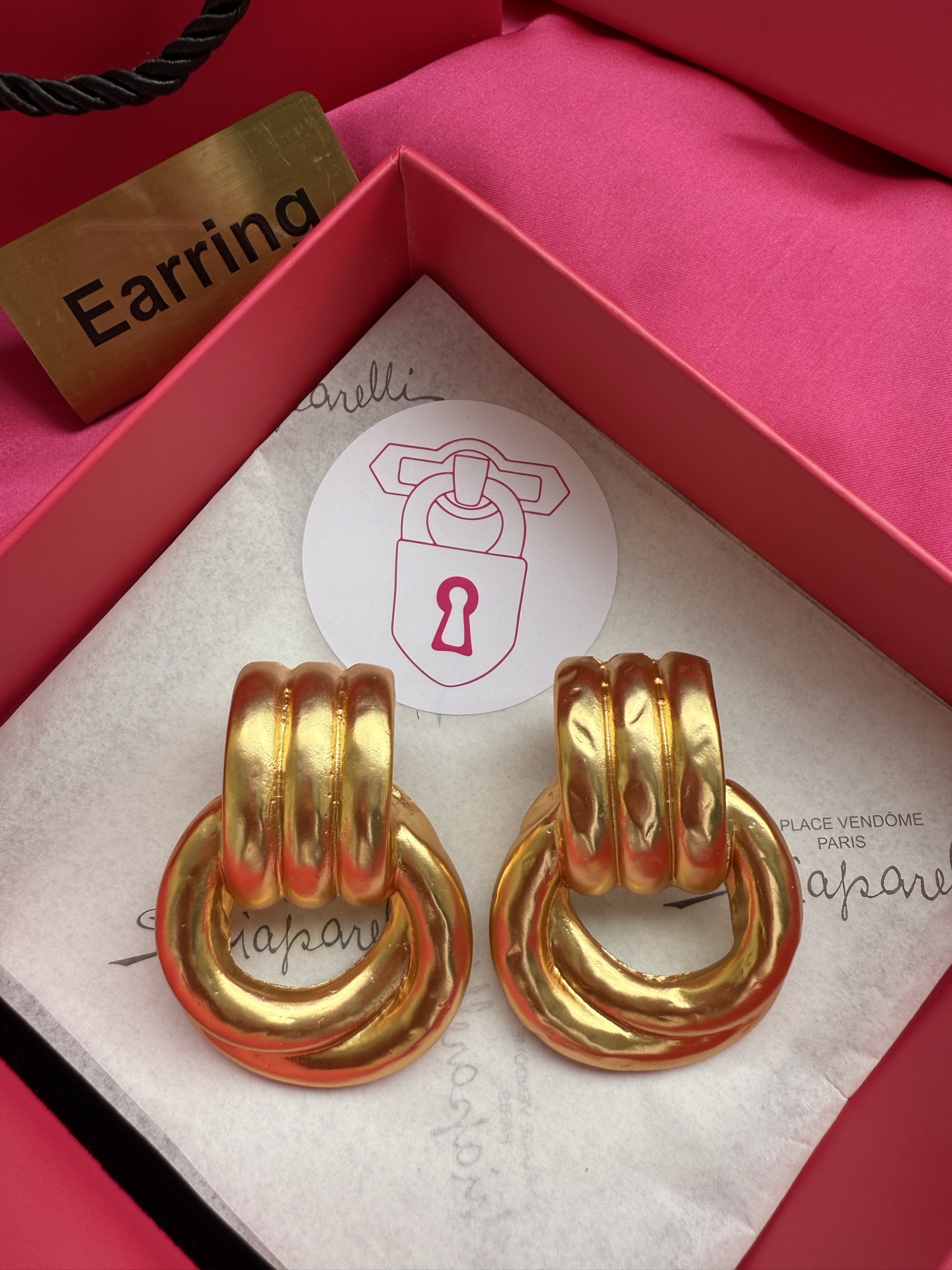 Золотистые серьги с кольцом Schiaparelli