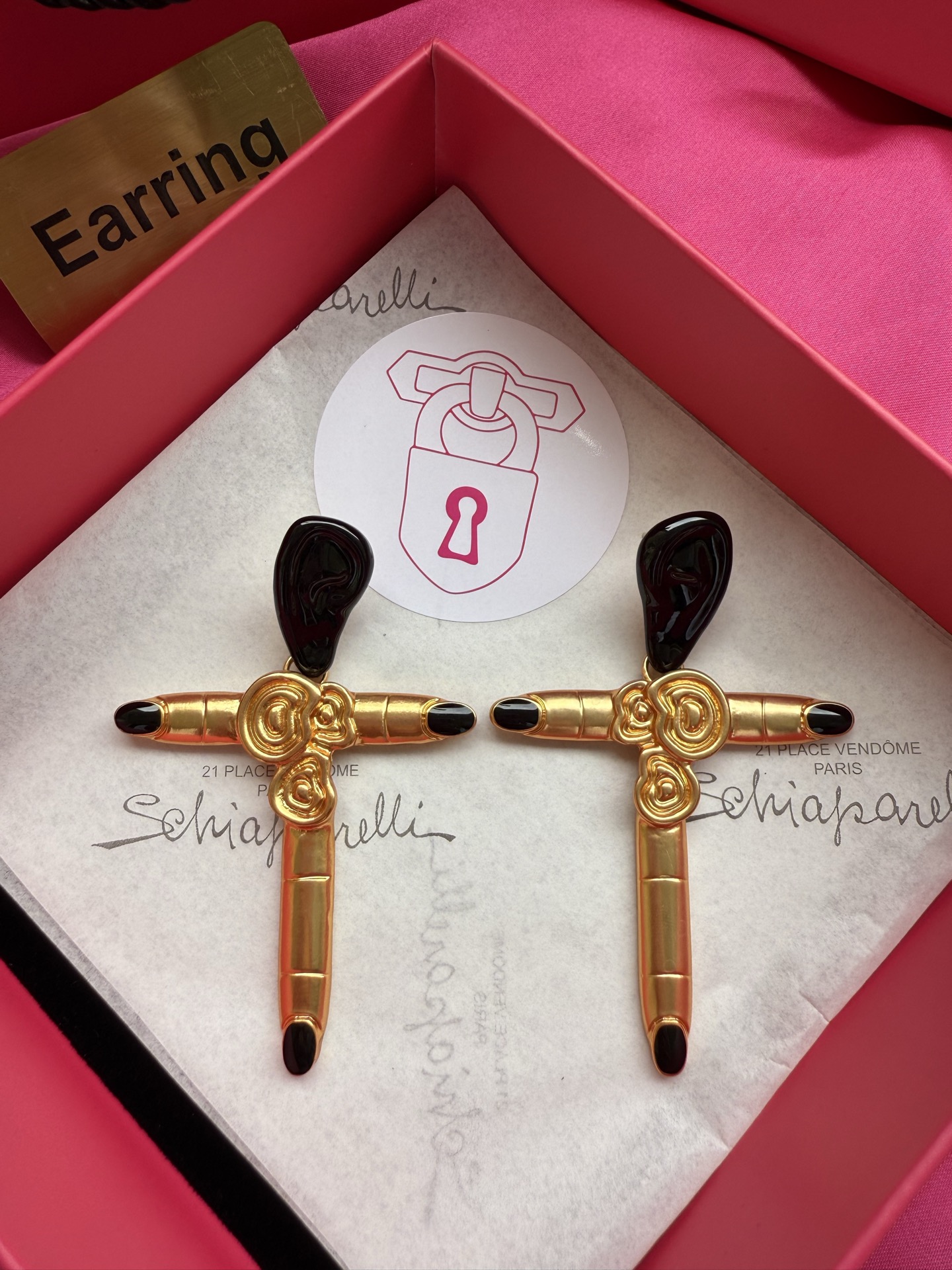 Серьги Schiaparelli в форме креста с золотым покрытием и черными элементами