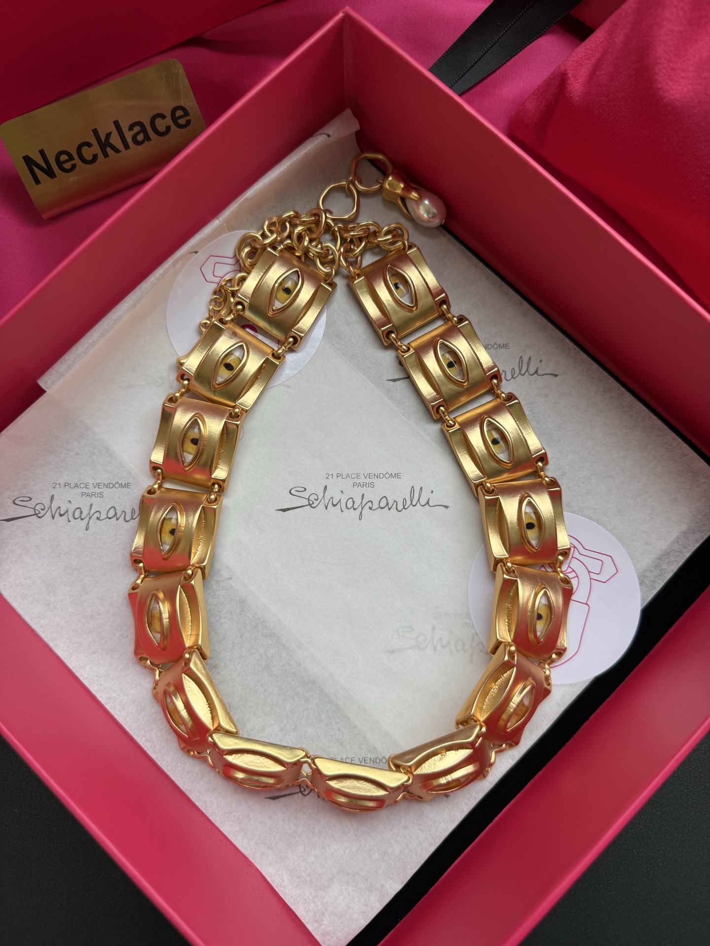Золотистое колье с глазами Schiaparelli