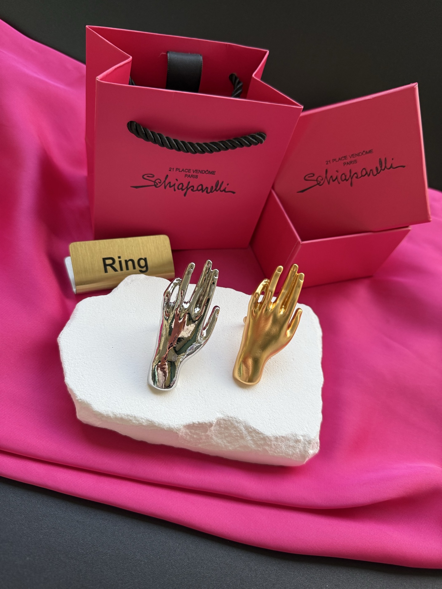 Кольцо в виде руки Schiaparelli