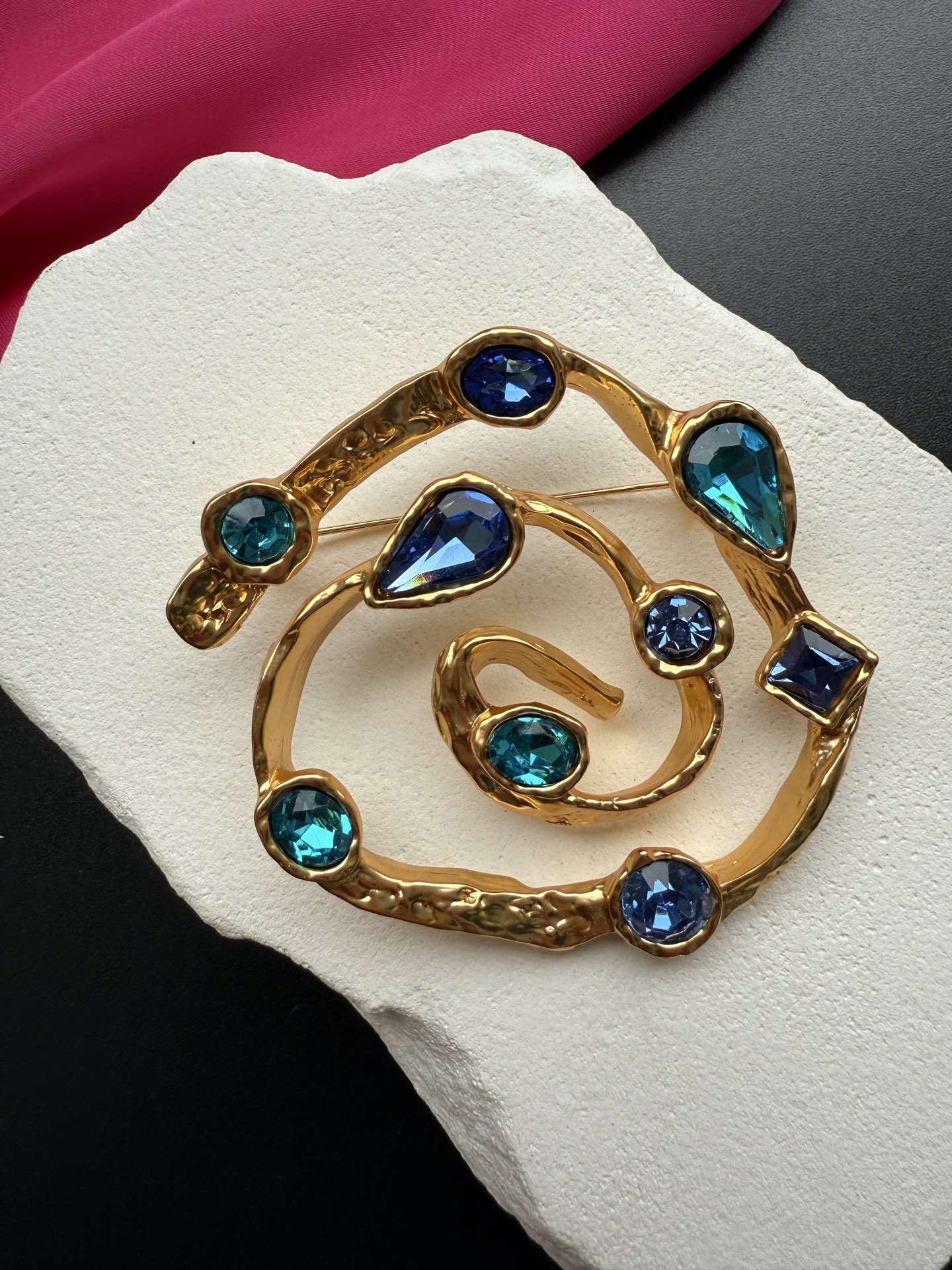 Брошь Schiaparelli
