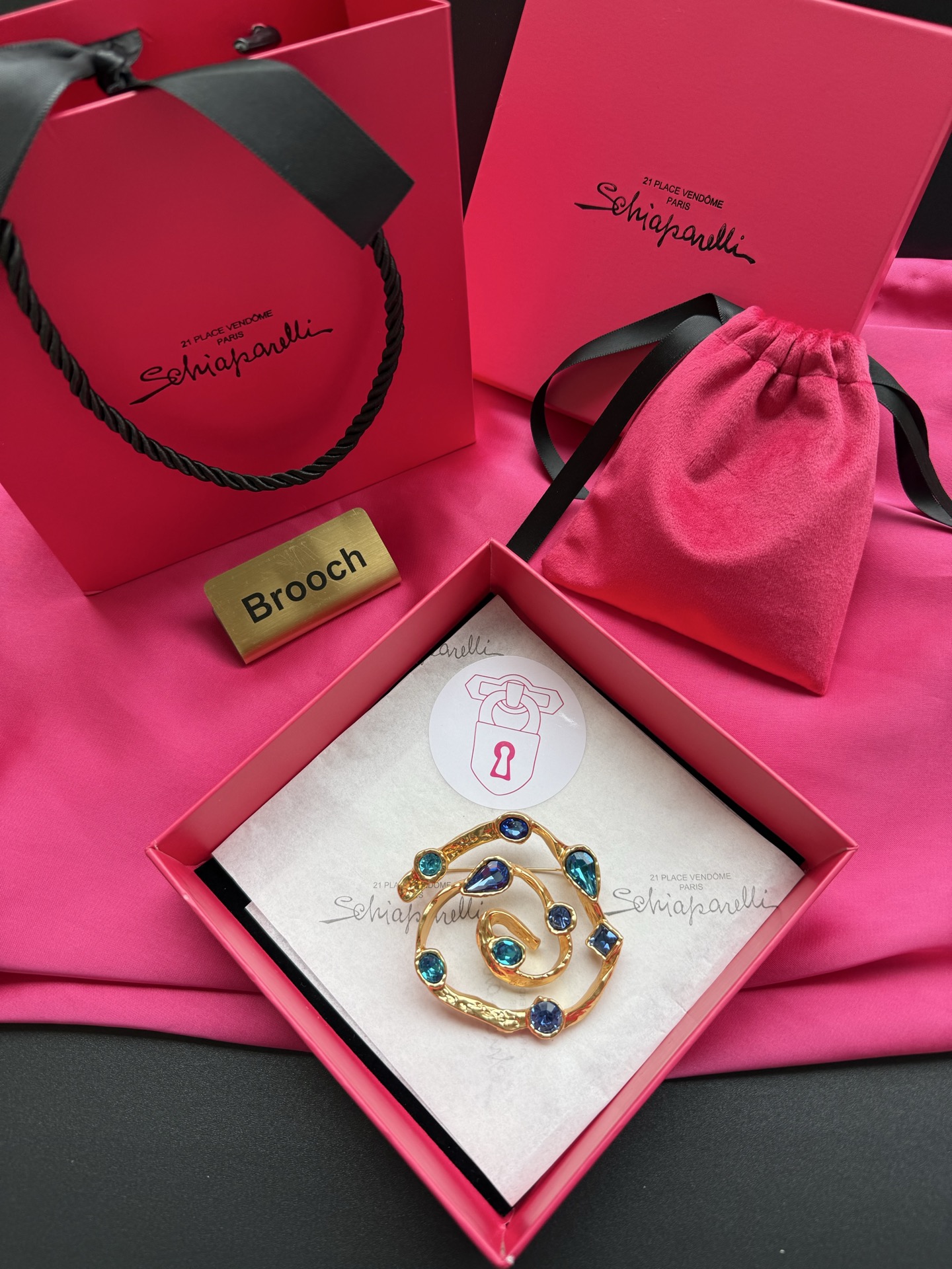 Брошь Schiaparelli