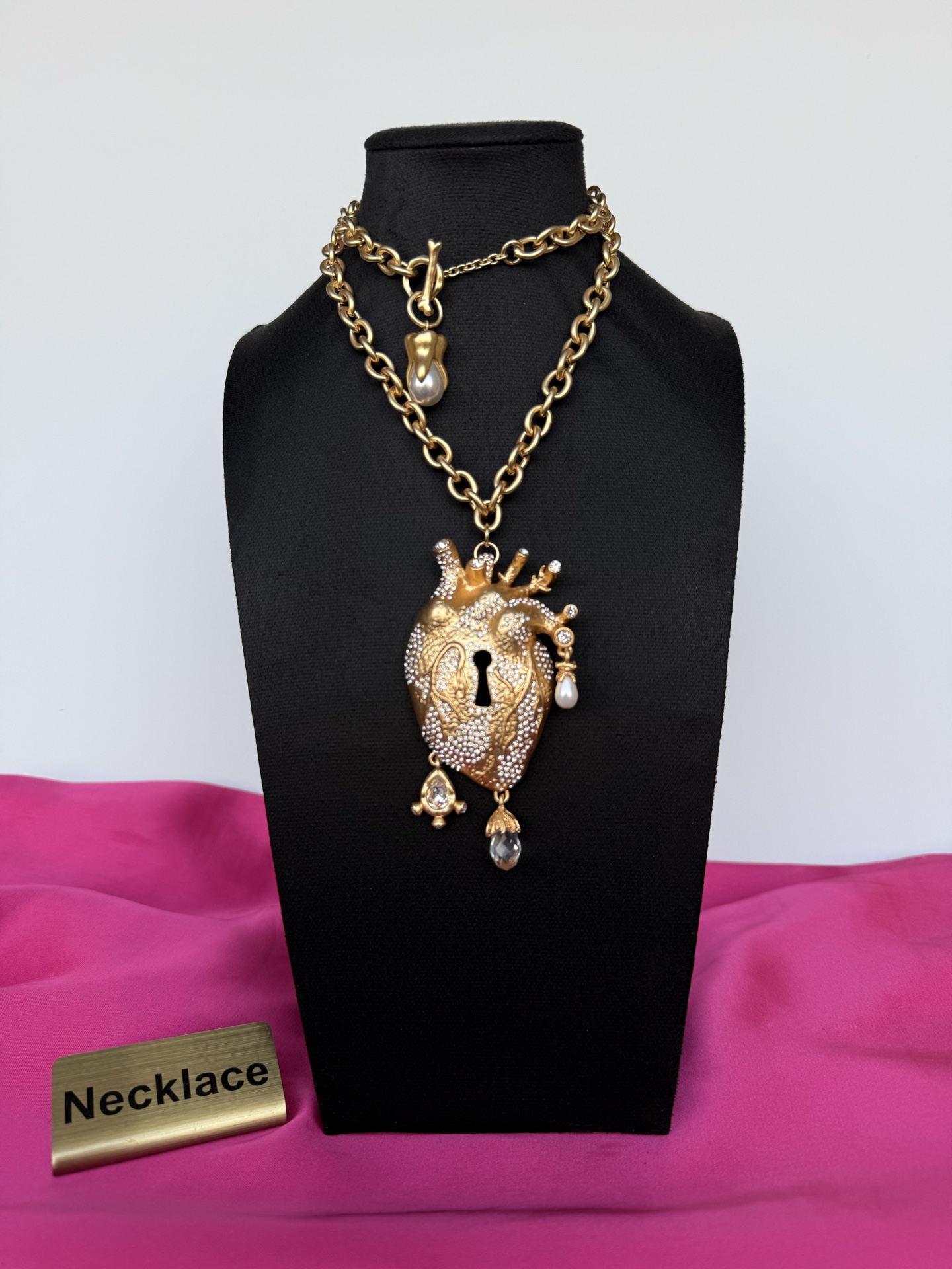 Наручное колье с декоративным сердцем Schiaparelli