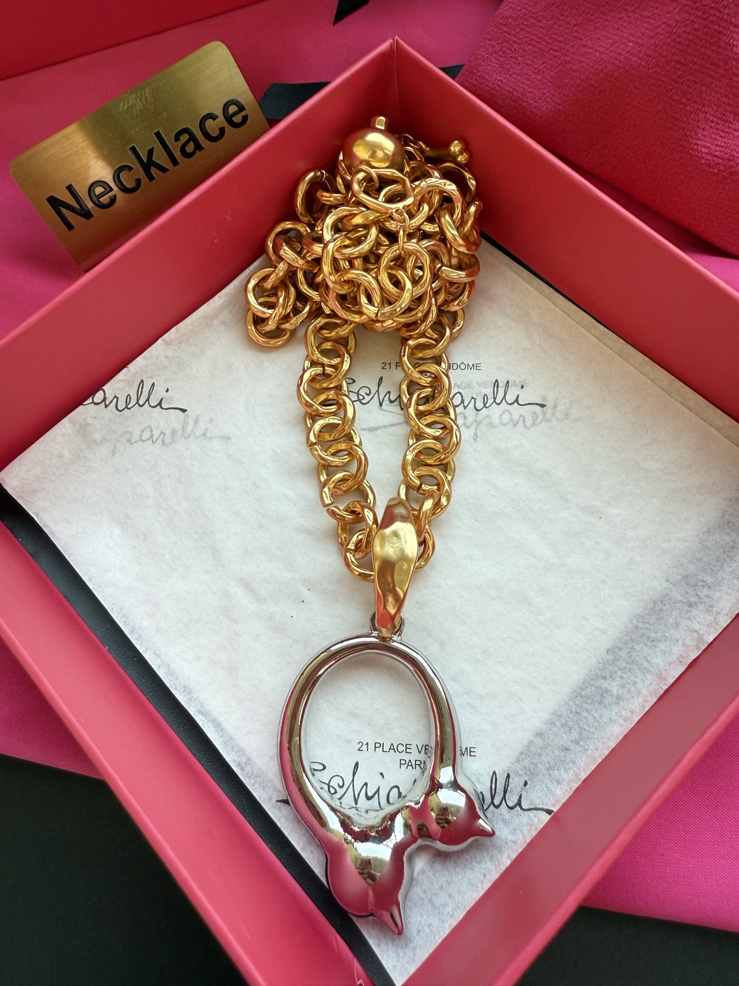 Золотистое колье с подвеской Schiaparelli