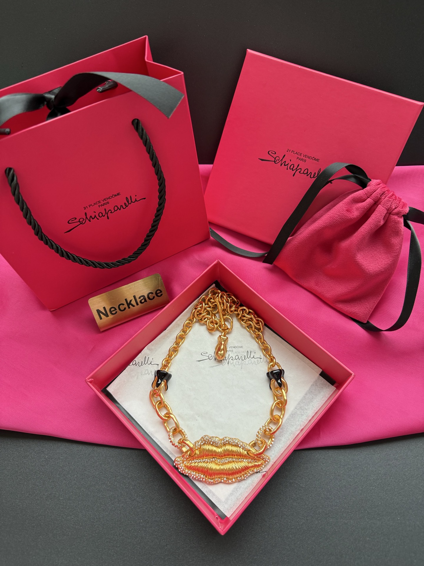 Колье в виде губ Schiaparelli