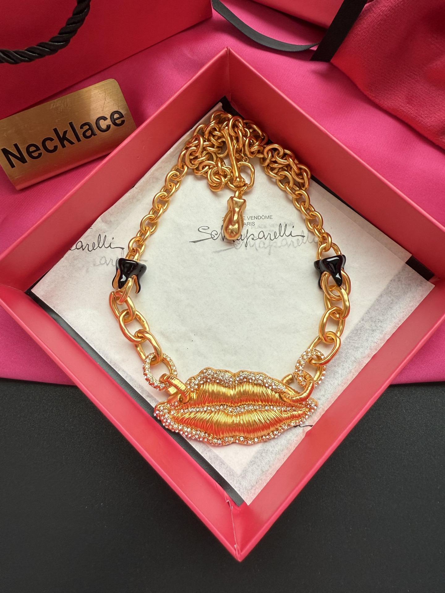 Колье в виде губ Schiaparelli