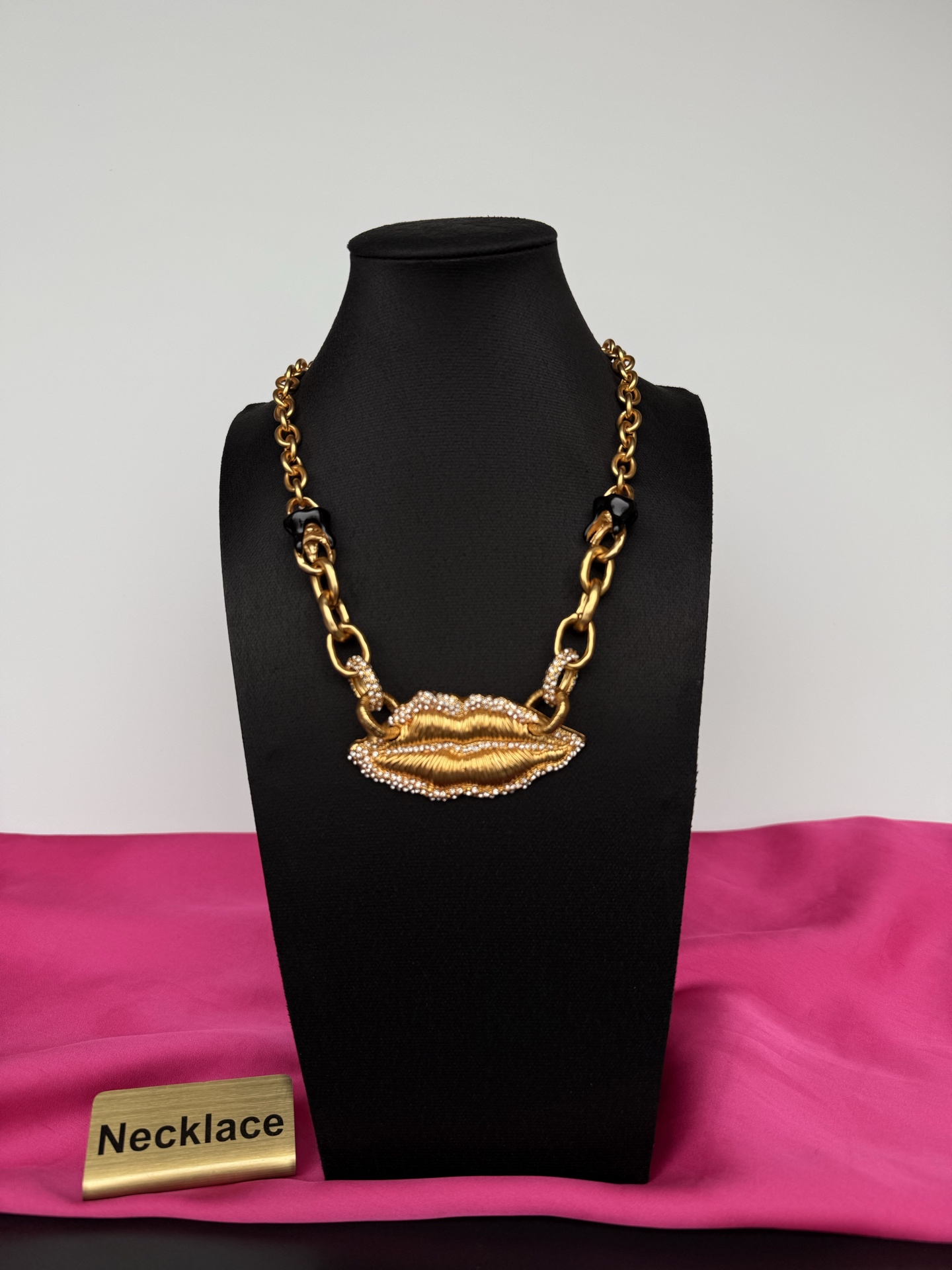 Колье в виде губ Schiaparelli