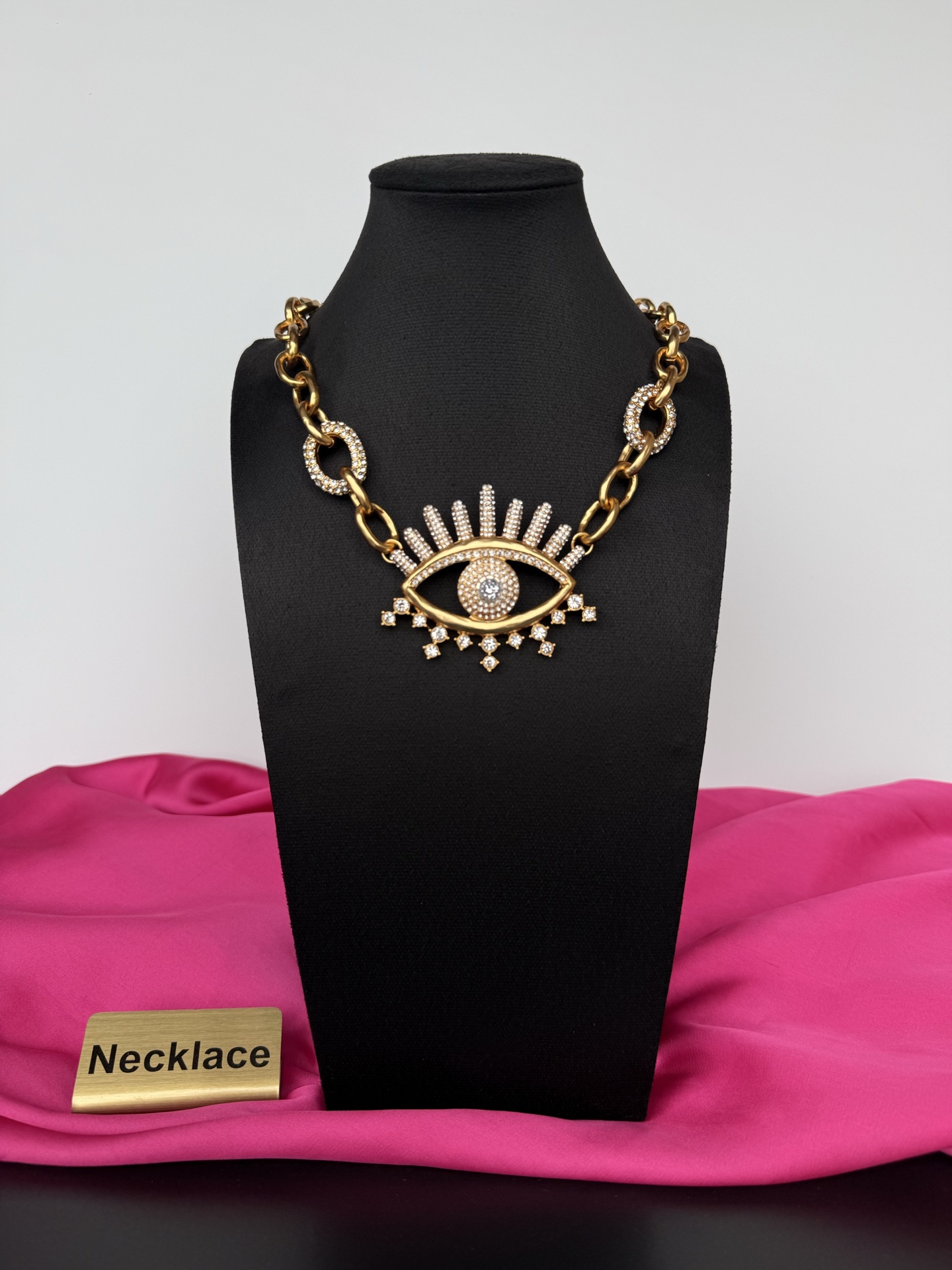 Колье с глазом Schiaparelli
