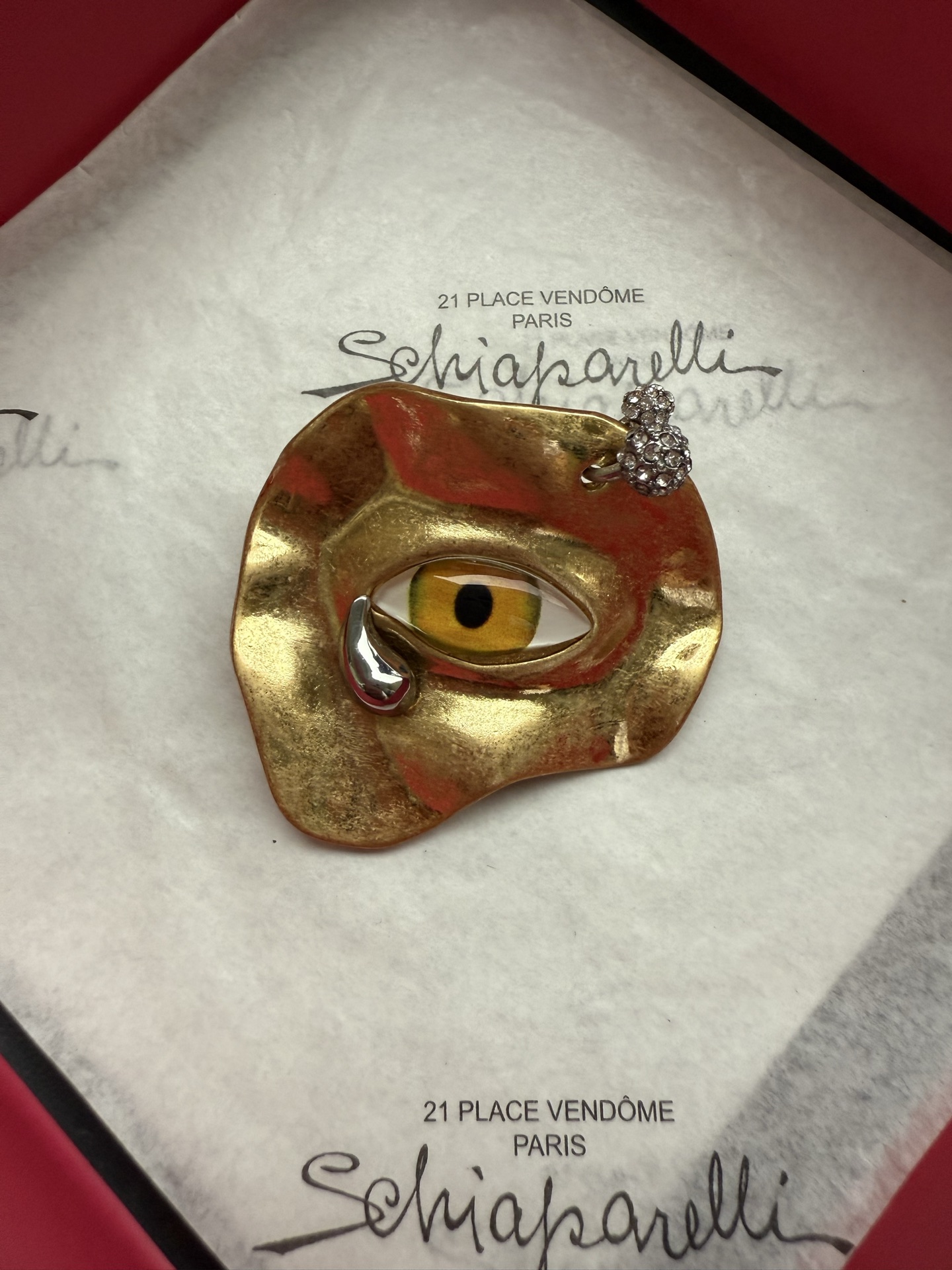 Брошь Schiaparelli в виде маски с глазом