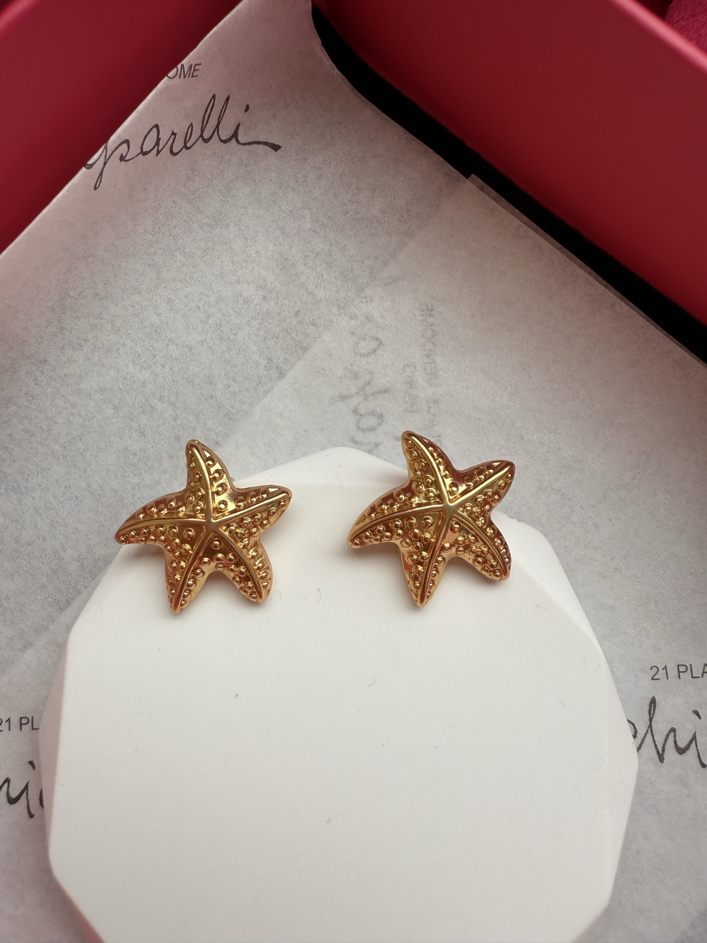 Золотистые серьги-гвоздики в форме звезды Schiaparelli
