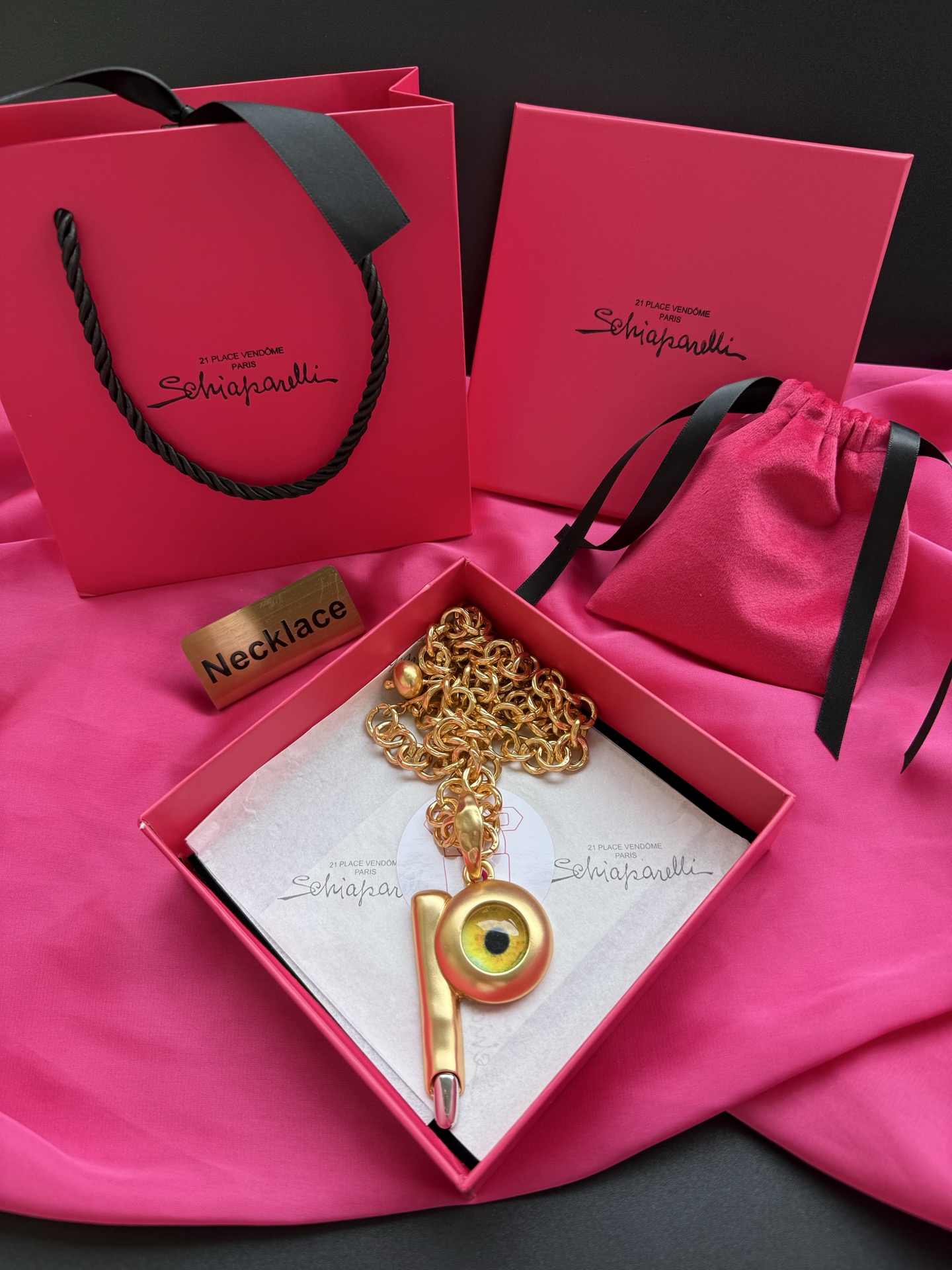 Золотистое колье с подвеской в виде глаза Schiaparelli